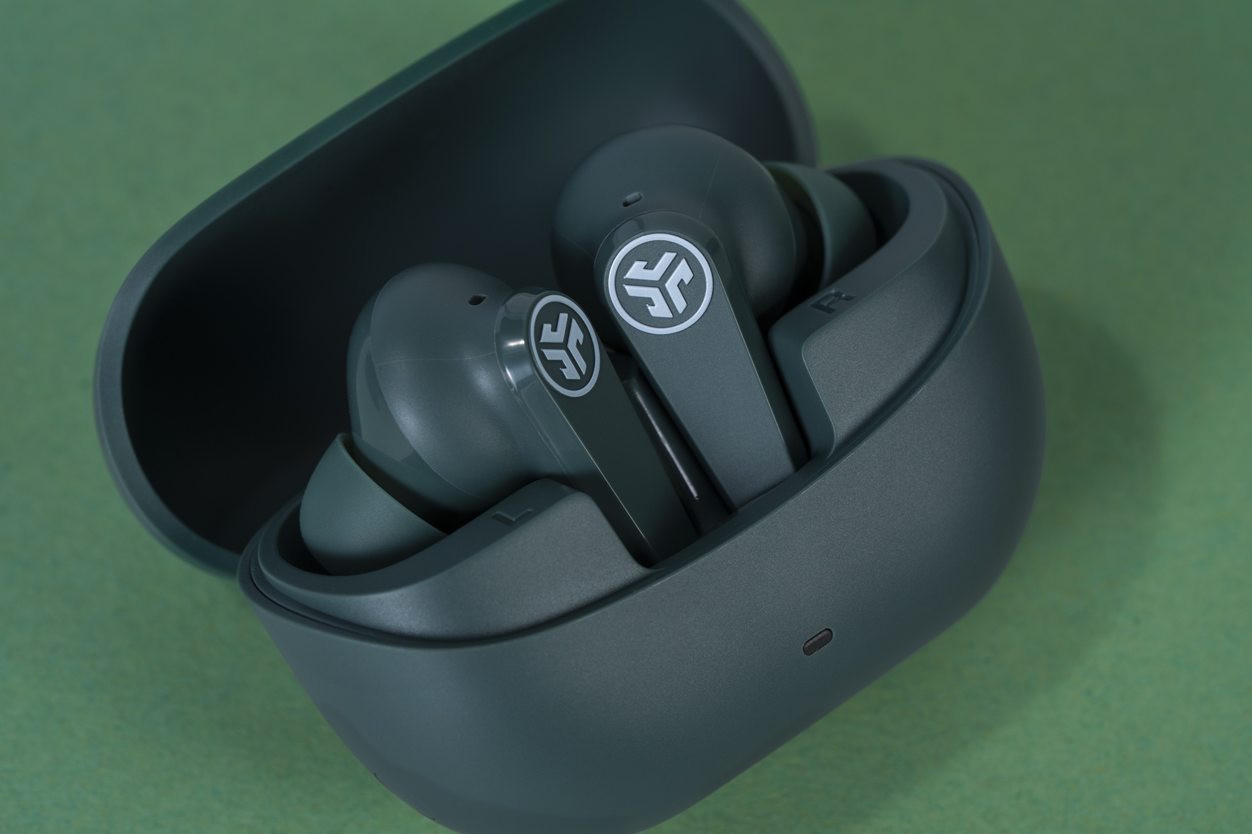JLab 2025年首波新品推出高性價比的Go Pods ANC、JBuds Pods ANC與Go Lux ANC(由左至右)入耳式及耳罩式耳機 