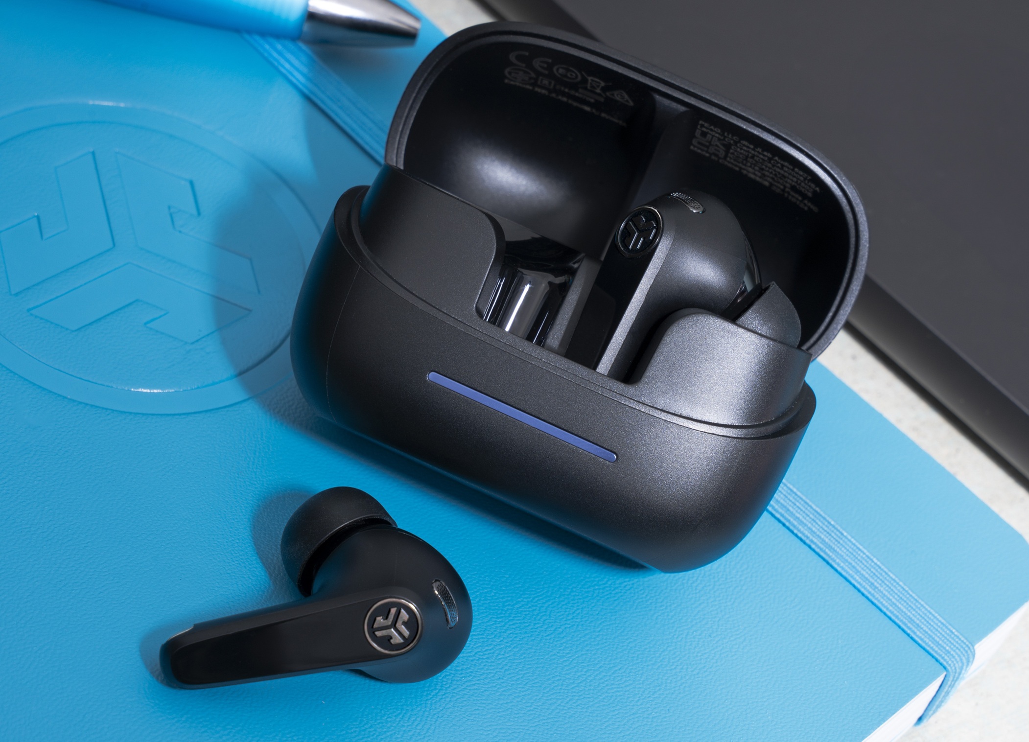 JLab 2025年首波新品推出高性價比的Go Pods ANC、JBuds Pods ANC與Go Lux ANC(由左至右)入耳式及耳罩式耳機 