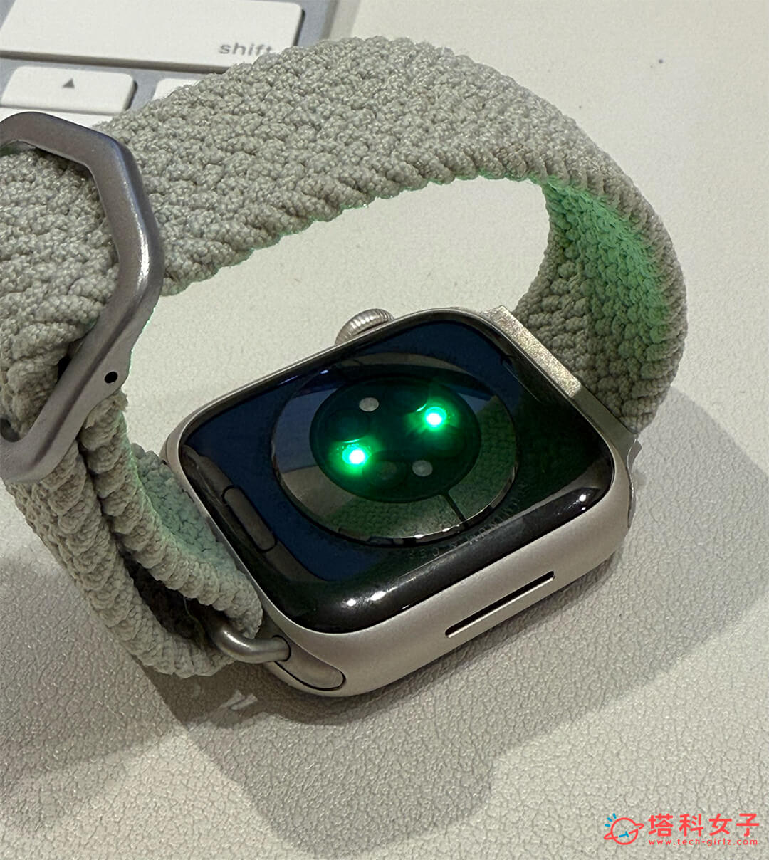 Apple Watch 亮綠光原因