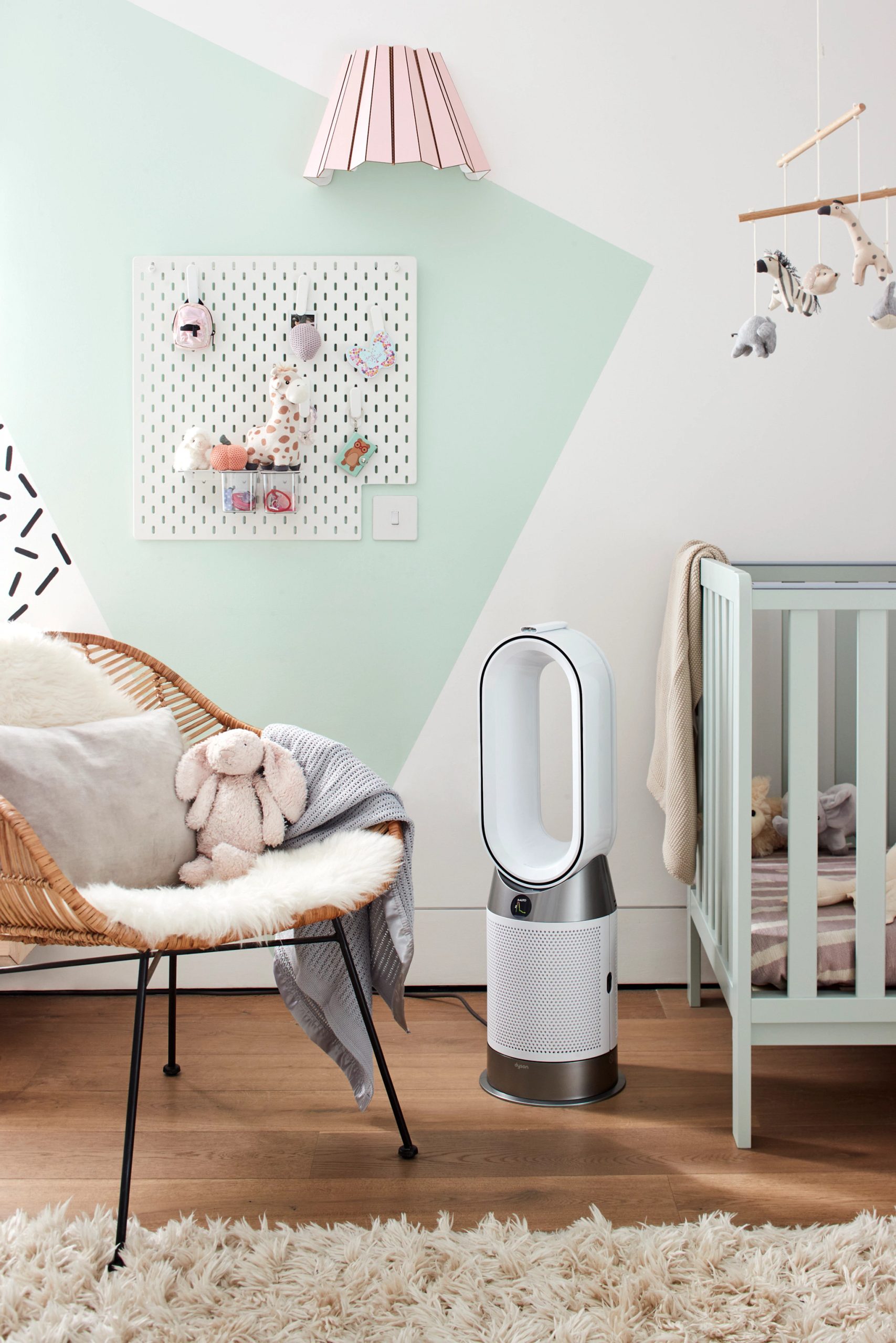 Dyson Purifier Cool二合一涼風智能空氣清淨機TP11與Dyson Purifier Hot+Cool 三合一涼暖智能空氣清淨機HP11 全新登場，結合活性碳強效除味、HEPA高效濾淨與App智慧監控，讓潔淨空氣觸手可及。