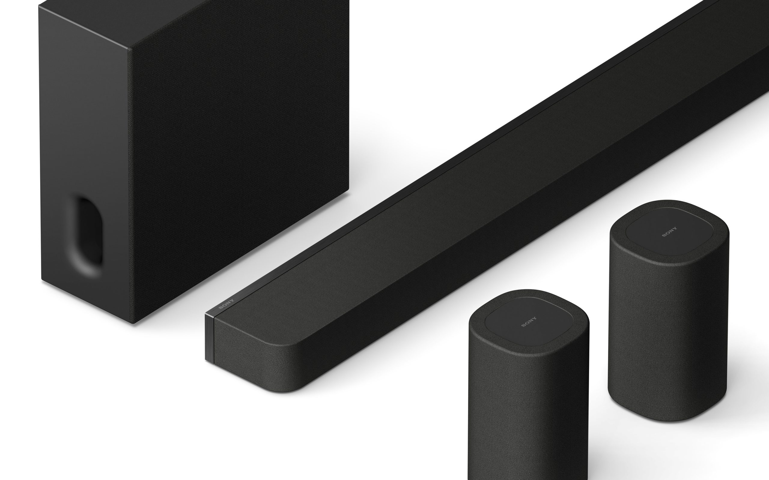 全新Sony BRAVIA Theatre Sub 7無線重低音揚聲器(左上)、Theatre Rear 8後環繞揚聲器 (右下)， 以優雅簡約的設計和諧融入居家設計，提升環繞音效體驗