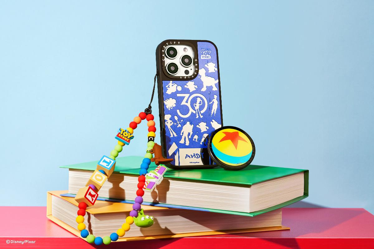 迪士尼皮克斯《玩具總動員》 | CASETiFY 聯名系列亦推出一系列懷舊可愛的電子配件,包括限量版「玩具總動員手機吊飾」(如左圖)等