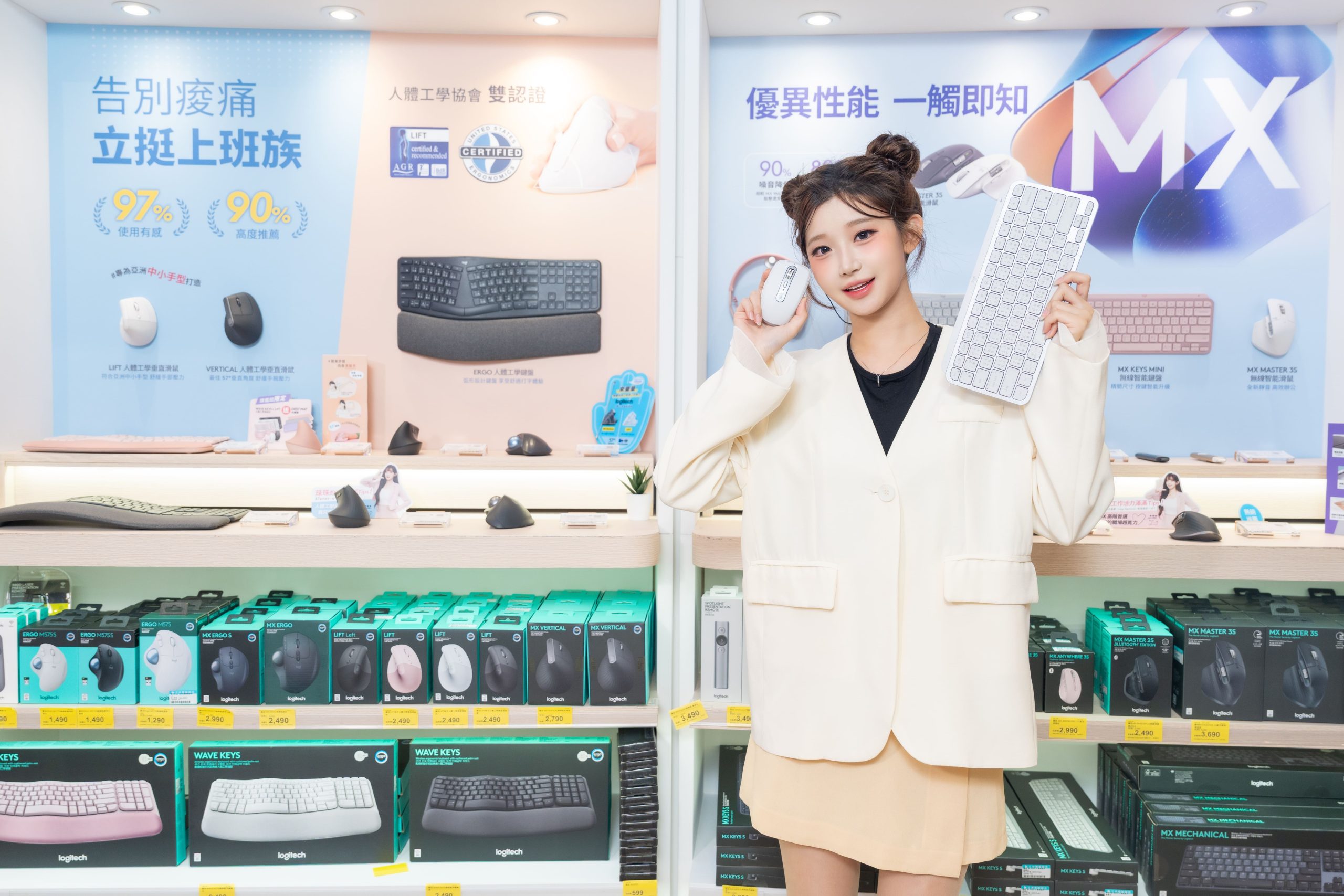 李珠珢也推薦 Logitech MX Keys Mini 無線智能鍵盤，採用無數字鍵區的緊湊設計；智慧背光可依環境光線自動調整亮度手部接近時即自動亮起；鍵盤支援 USB-C 快速充電，在關閉背光情況下最長可使用達 5 個月