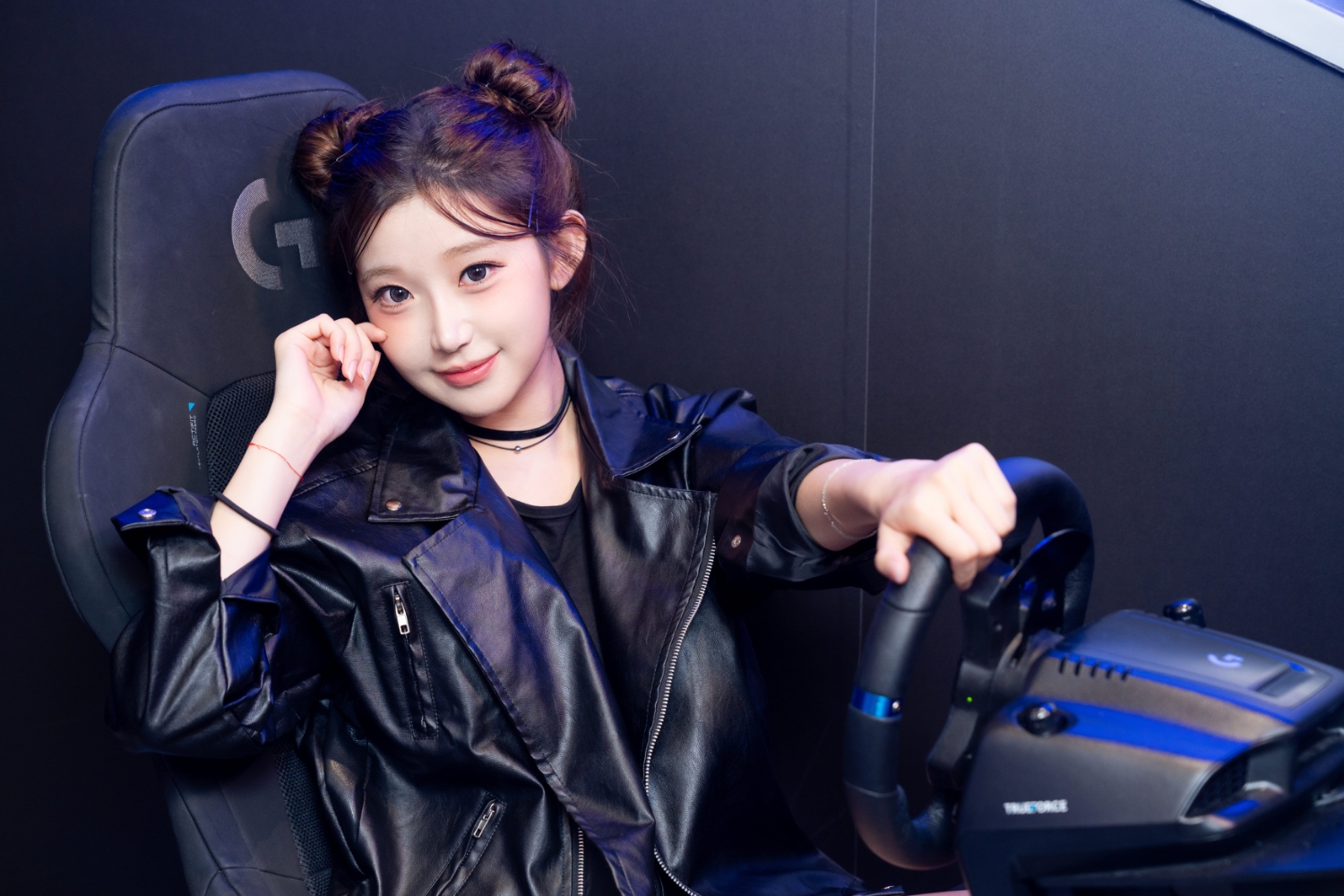 Logitech 產品不只在工作上追求效率，下班後的娛樂時光，也選擇 G Pro 系列與車模擬方向盤作為放鬆神器，並直呼 G923 賽車模擬方向盤的回饋感真的非常好