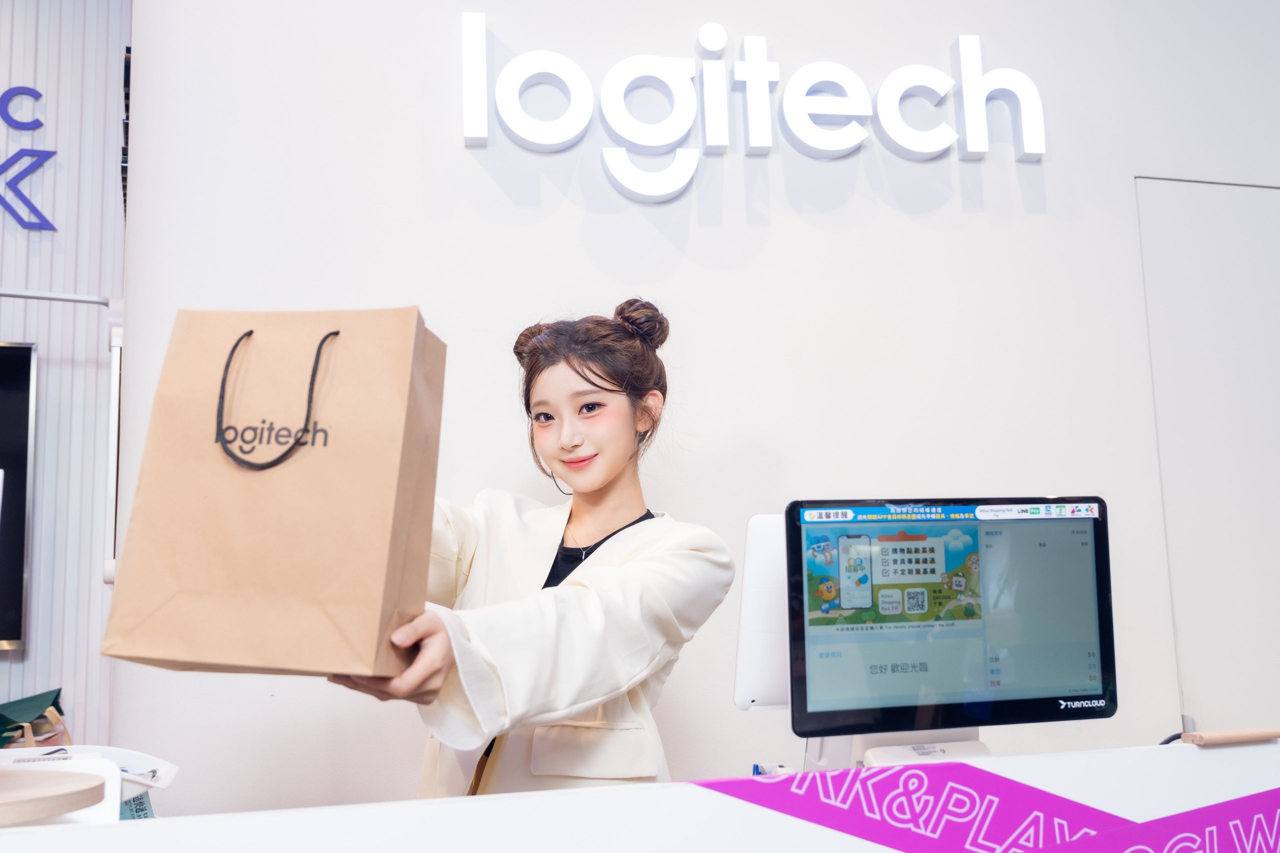 超人氣的 AI 女神李珠珢擔任品牌代言人，成為 Logitech 與 Logitech G 雙品牌年度代言人
