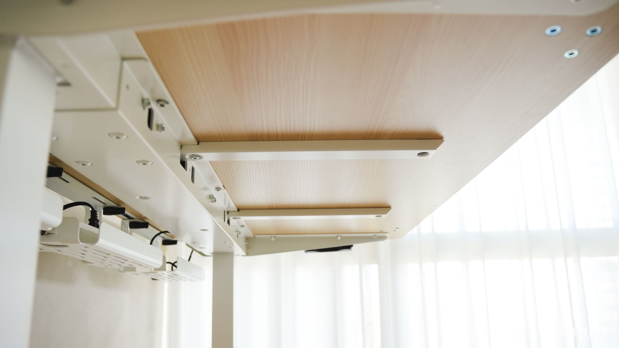 Revon Elite 三節式電動升降桌：U 型結構桌架