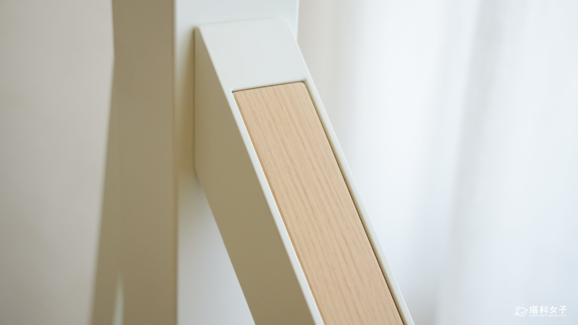 Revon Elite 三節式電動升降桌：木字型桌腳異材質拼接