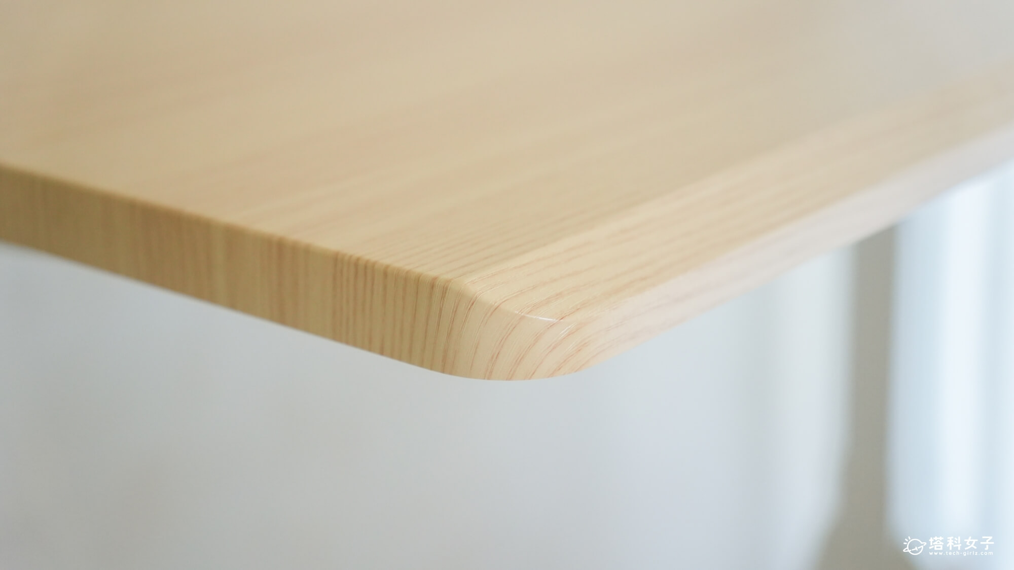 Revon Elite 三節式電動升降桌：圓潤桌緣