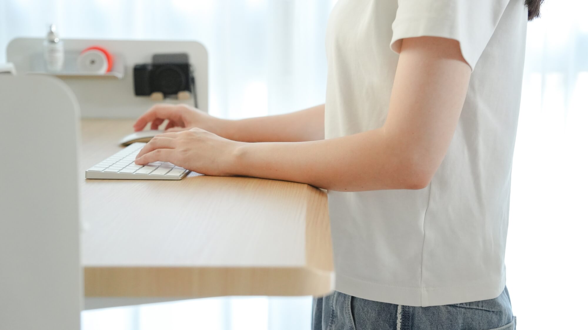 Revon Elite 三節式電動升降桌：圓潤桌緣不壓手