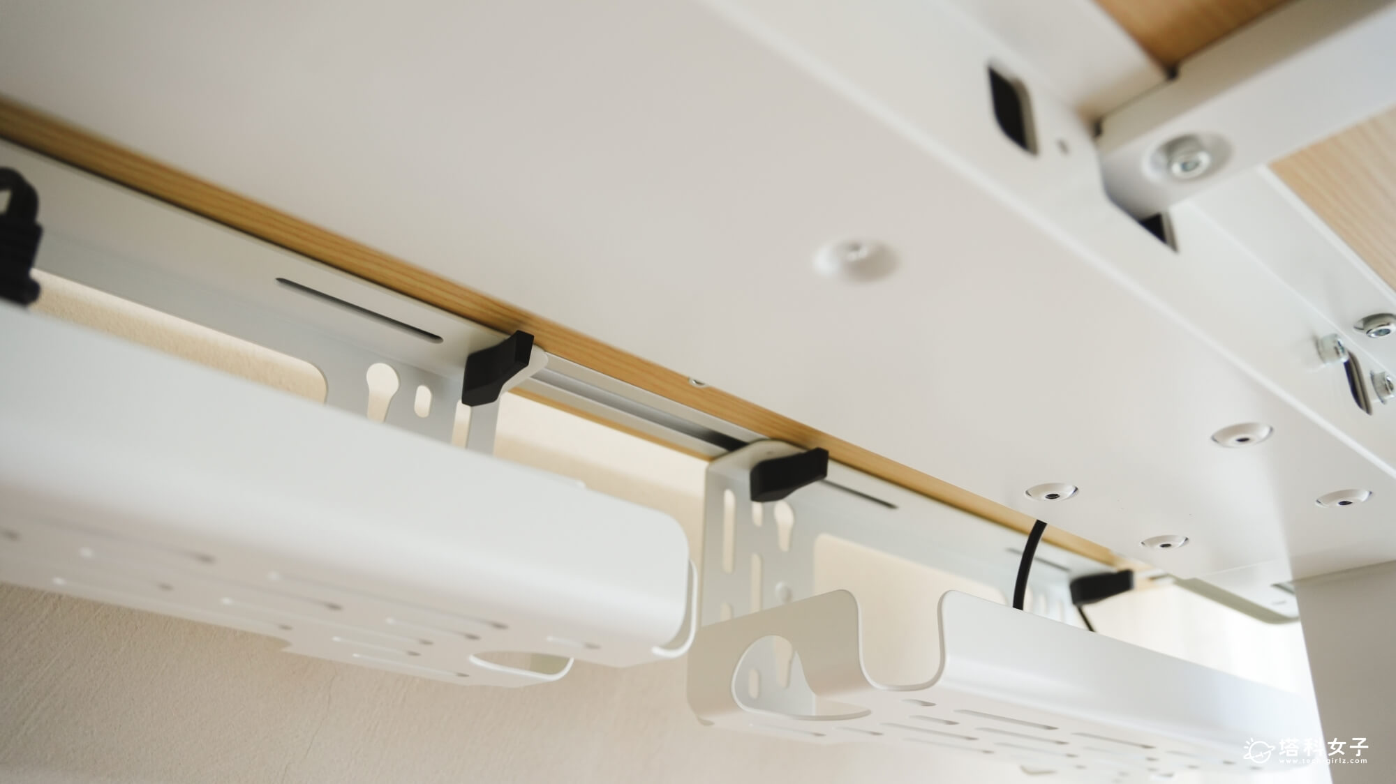 Revon Elite 三節式電動升降桌：桌下線槽