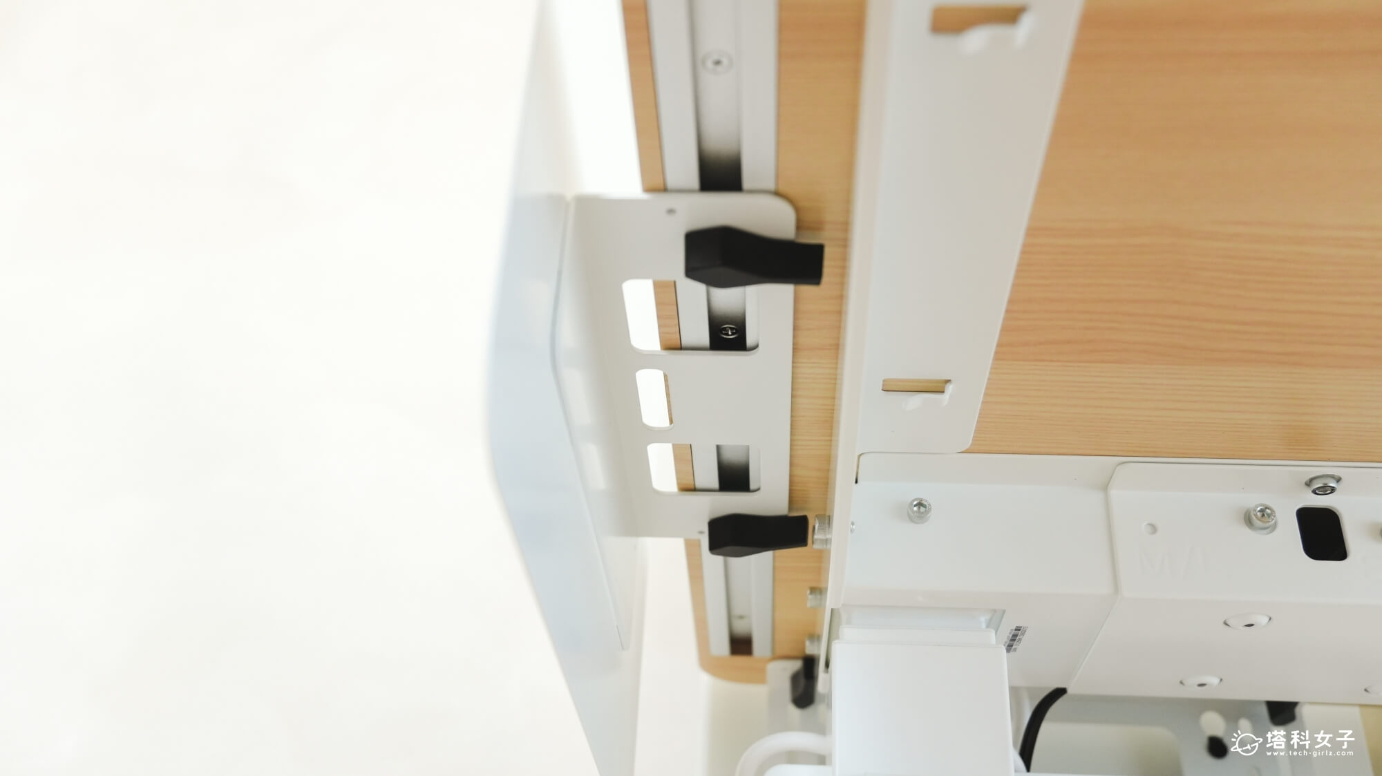 Revon Elite 三節式電動升降桌：磁吸桌上屏風