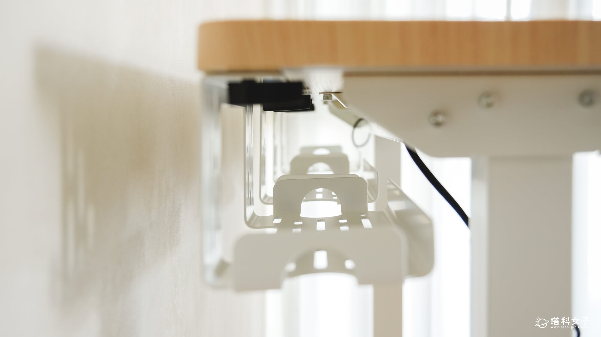 Revon Elite 三節式電動升降桌：桌下理線槽