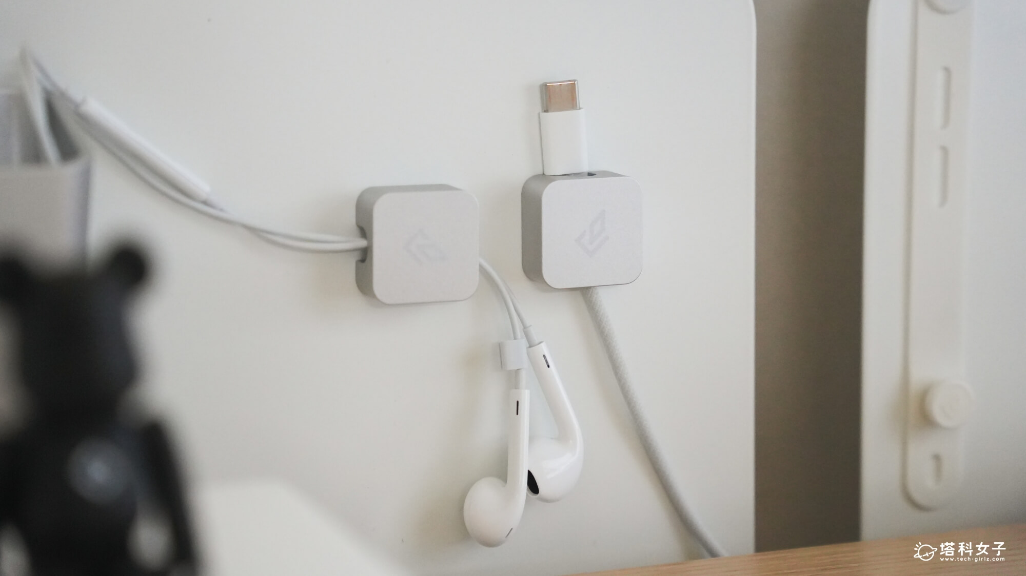 Revon Elite 三節式電動升降桌：磁吸收線