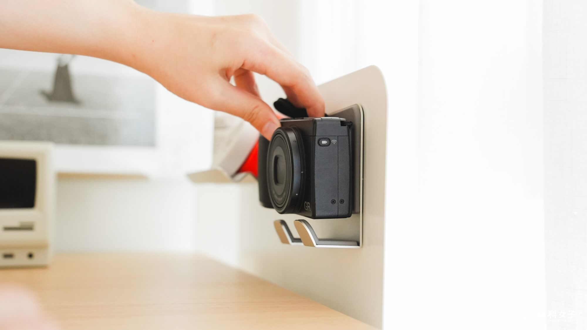 Revon Elite 三節式電動升降桌：磁吸立架