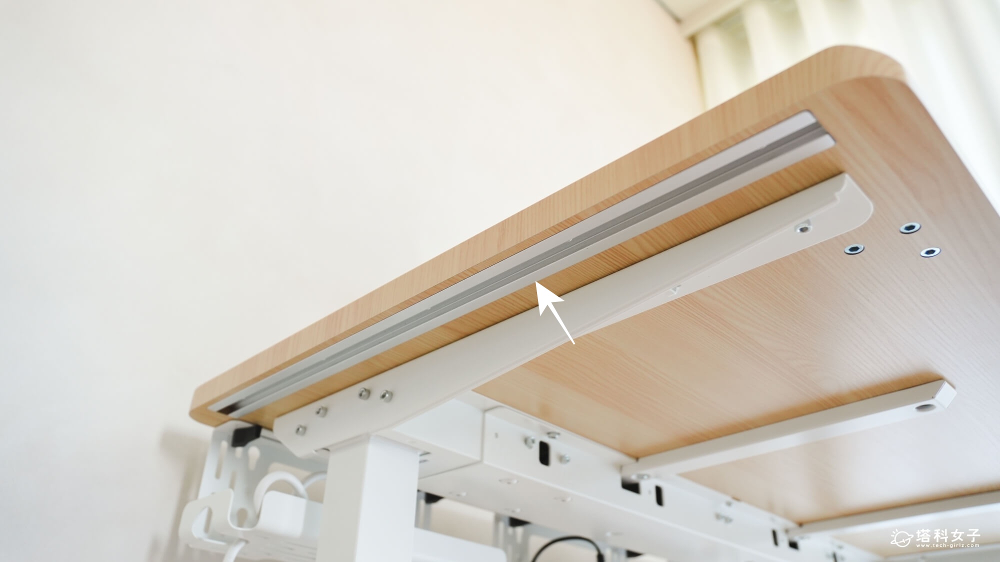 Revon Elite 三節式電動升降桌：模組化滑軌