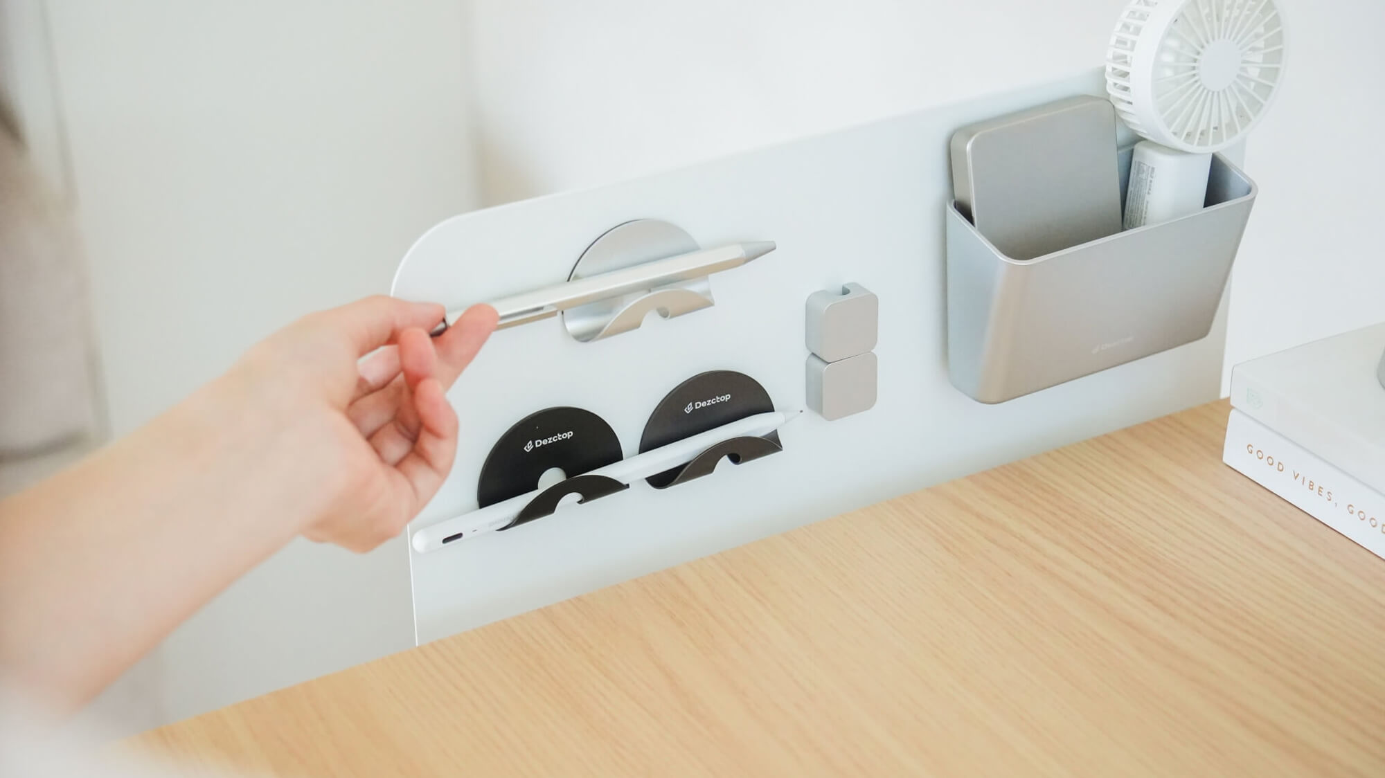 Revon Elite 三節式電動升降桌：磁吸筆架