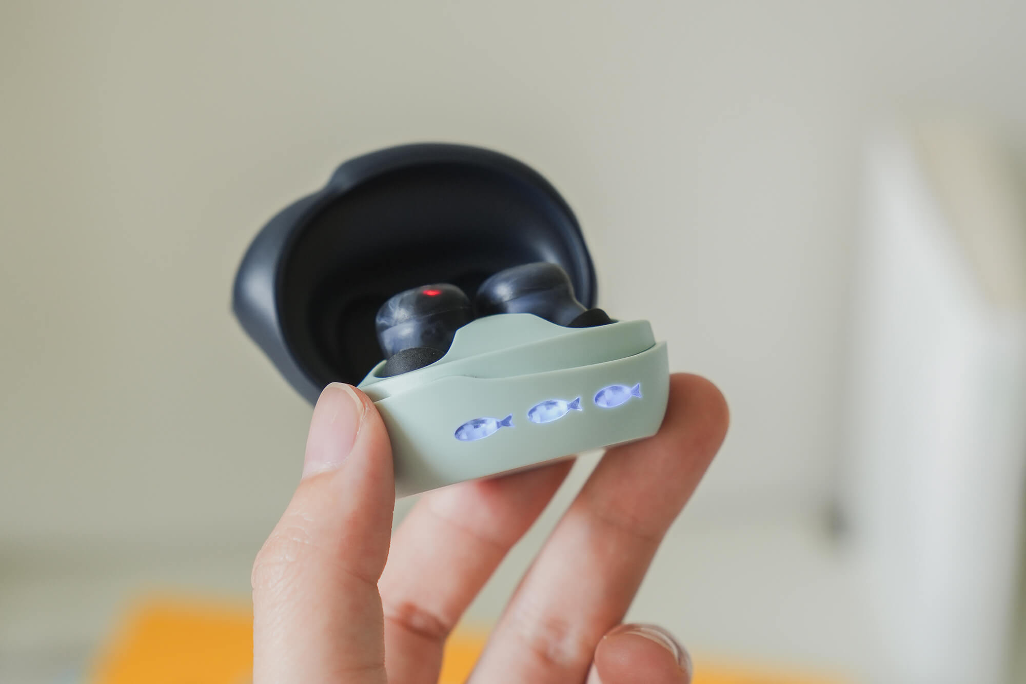 日本 radius NEKO 貓咪藍牙耳機充電盒 魚形LED燈 顯示電量