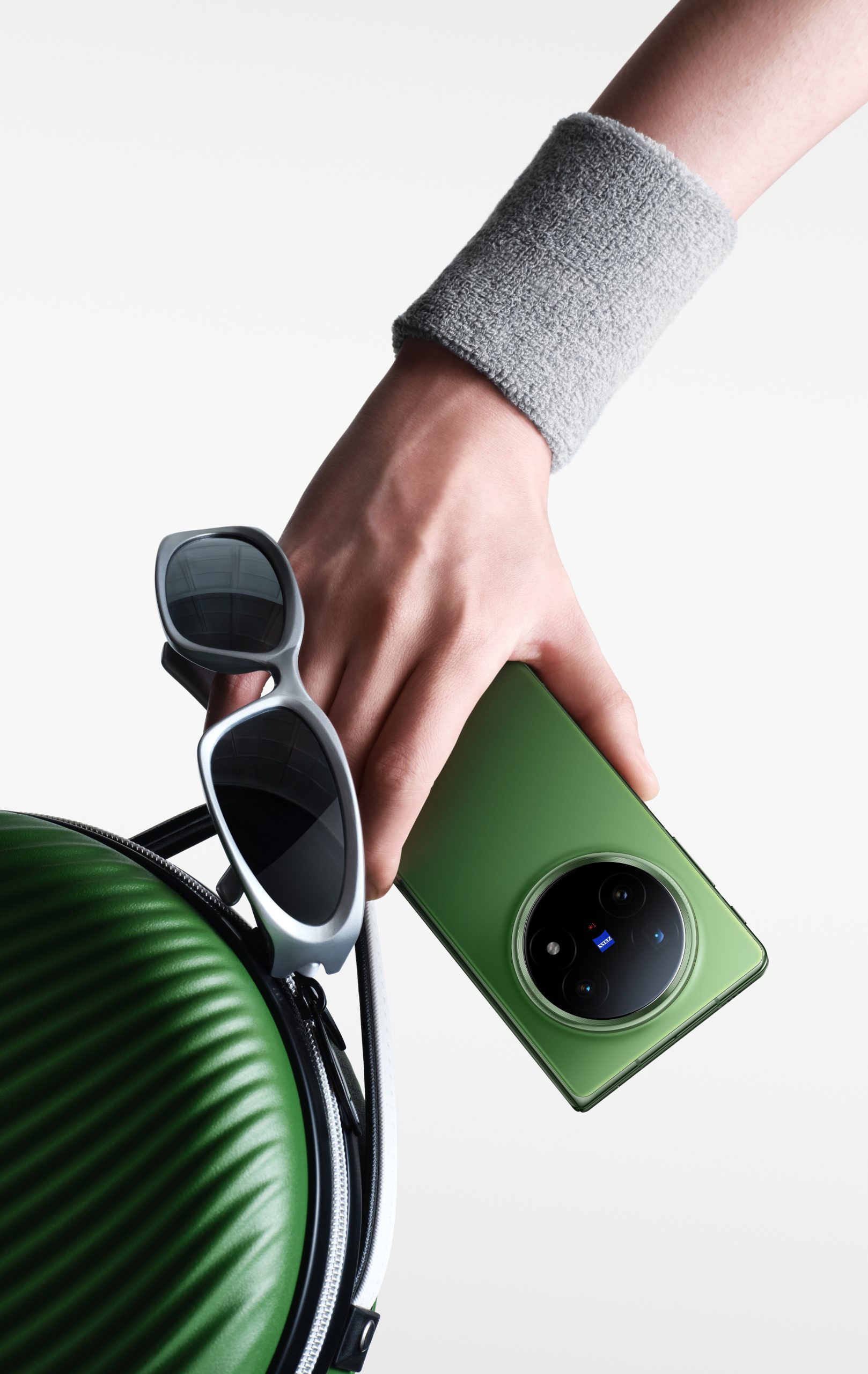 vivo今(8)日宣布推出X Fold5限定新色「青松」,於指定通路限量販售,建議售價52,990元。