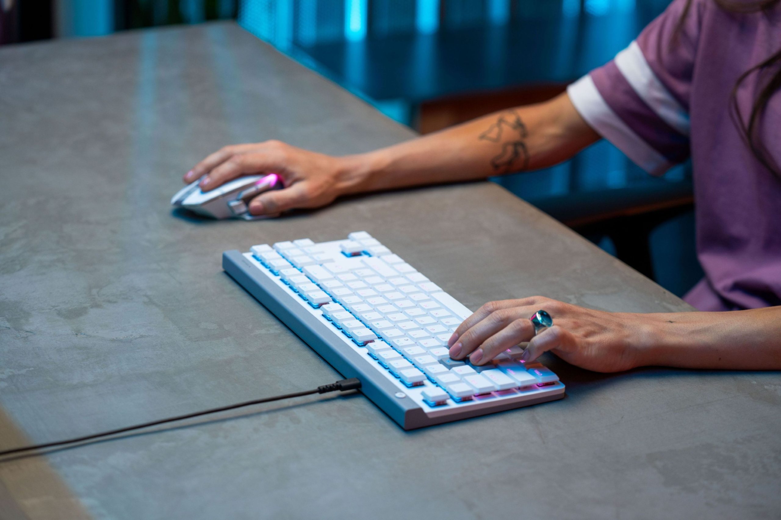 G515 RAPID TKL 磁軸與短鍵程矮軸的設計,打造極速效率與按鍵回饋