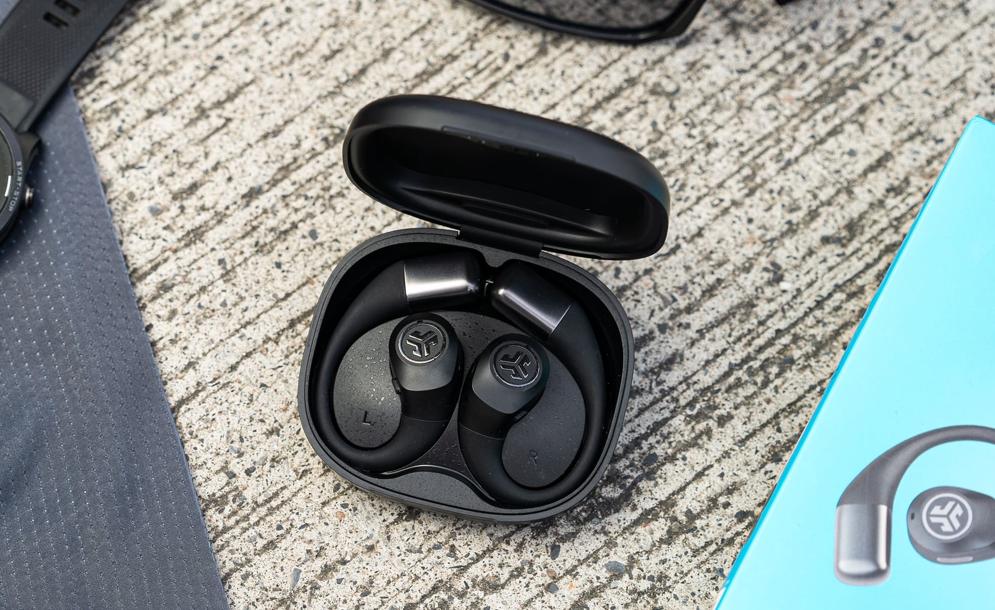 JLab 最高階開放式無線耳機 Epic Open Sport 最高連續 30 小時播放， IP55 防塵防水與實體按鍵，提供戶外運動最便利安心的使用體驗