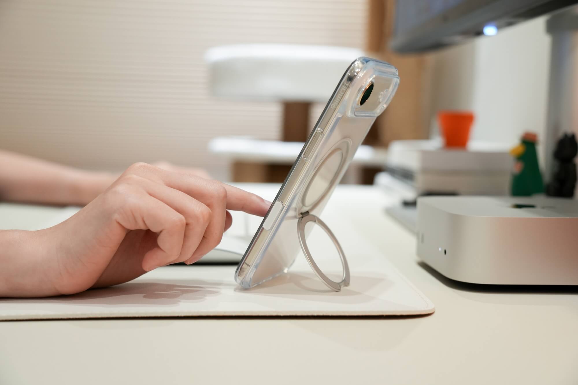 iPhone 17 系列 imos 手機殼：直立支架