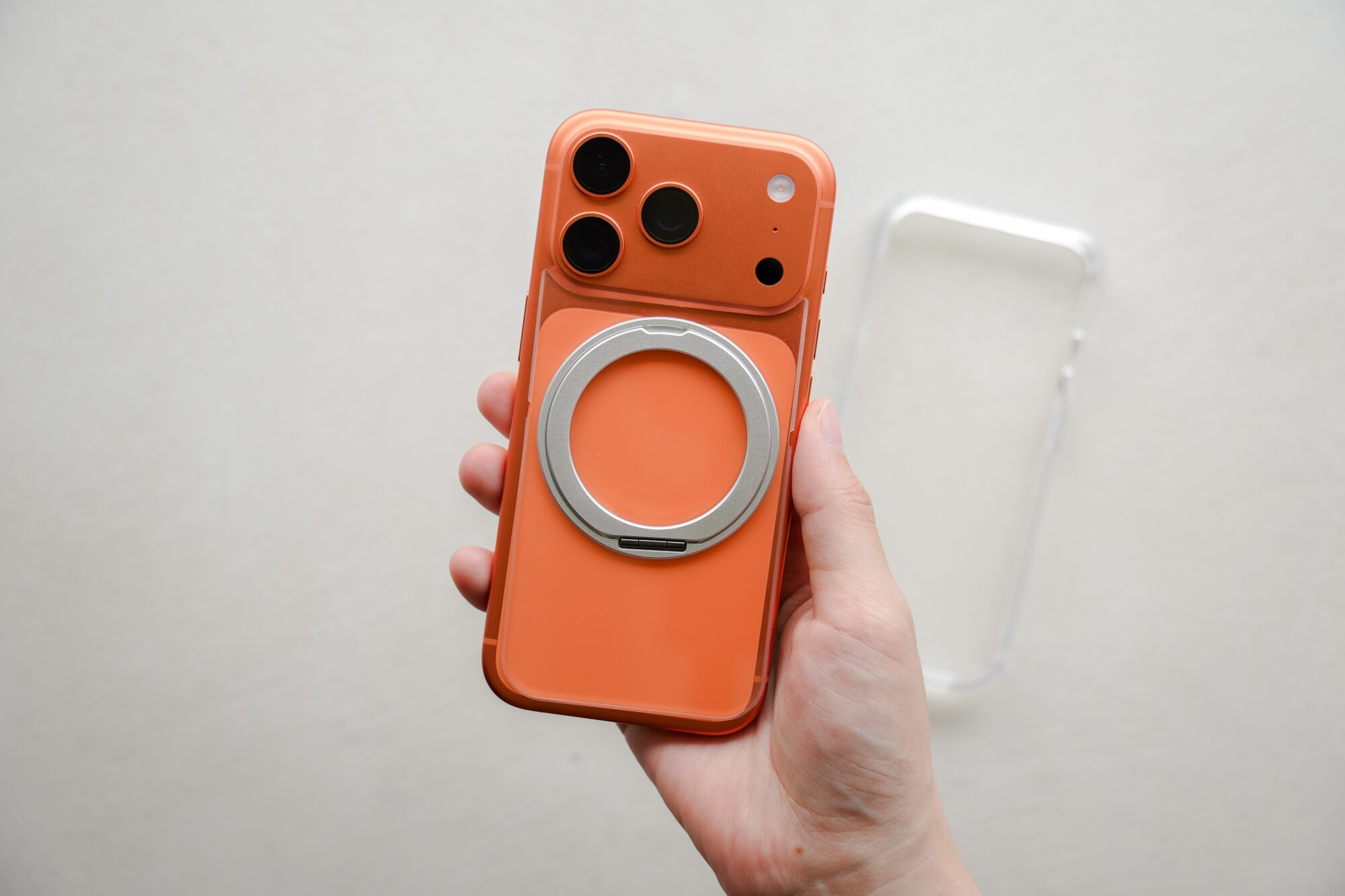 Moxbii iPhone 17 極空戰甲手機殼：兩件式設計