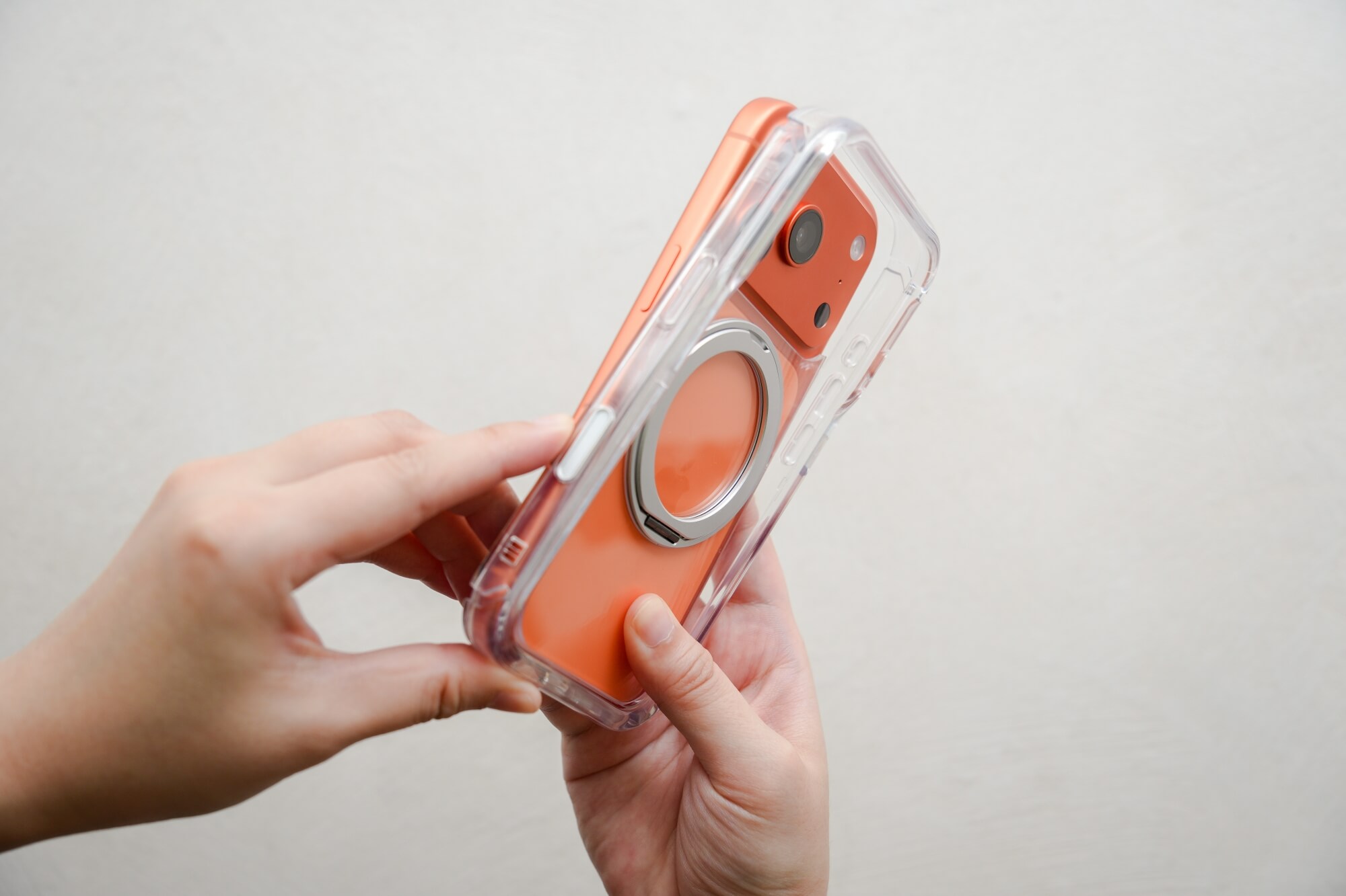 Moxbii iPhone 17 極空戰甲手機殼：邊框安裝