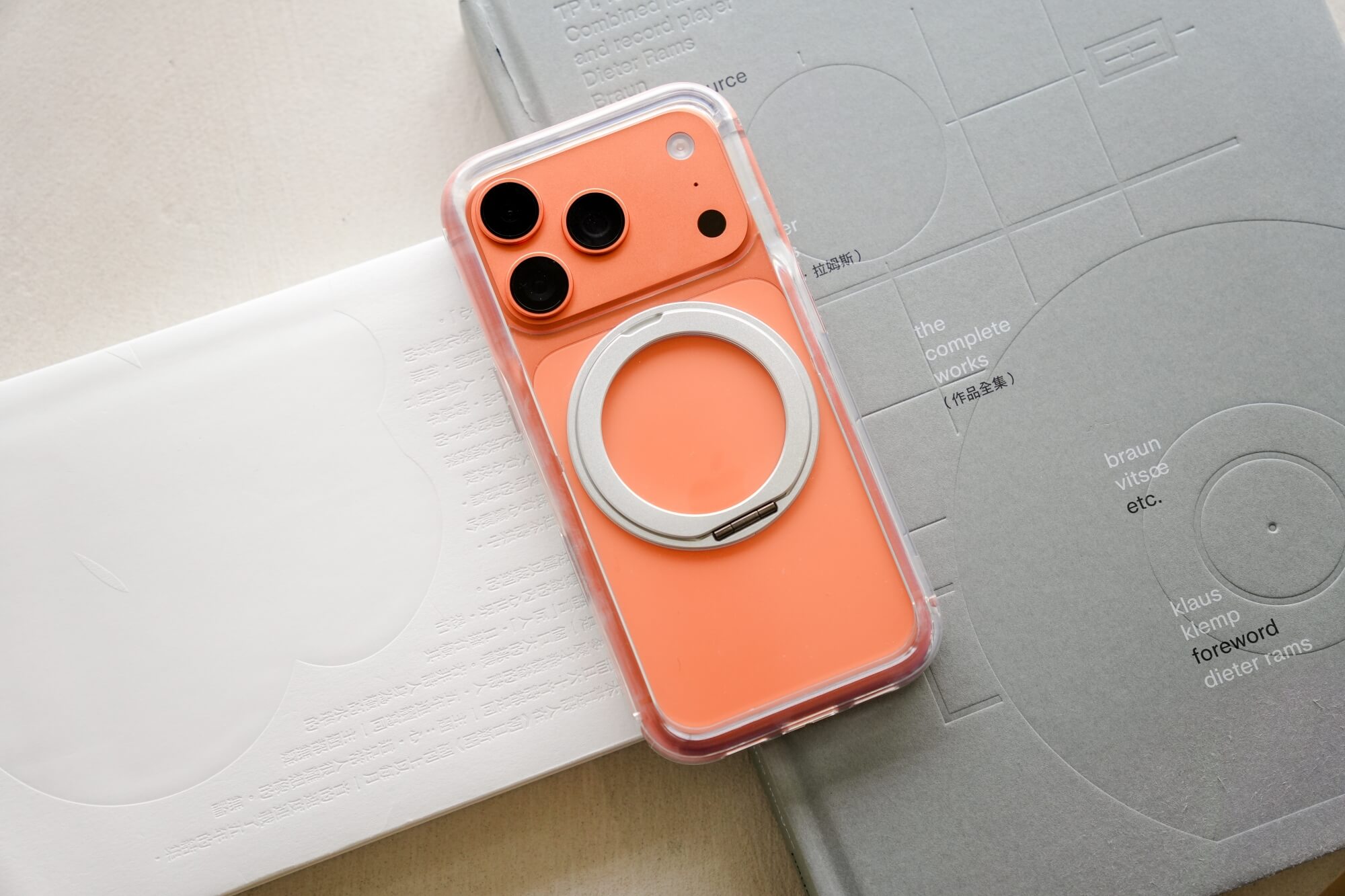 Moxbii iPhone 17 極空戰甲手機殼：一年不變黃保固 可免費換新