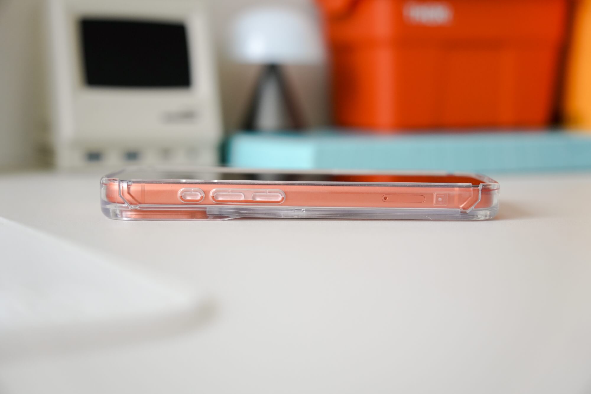 Moxbii iPhone 17 極空戰甲手機殼：背面可完整平放