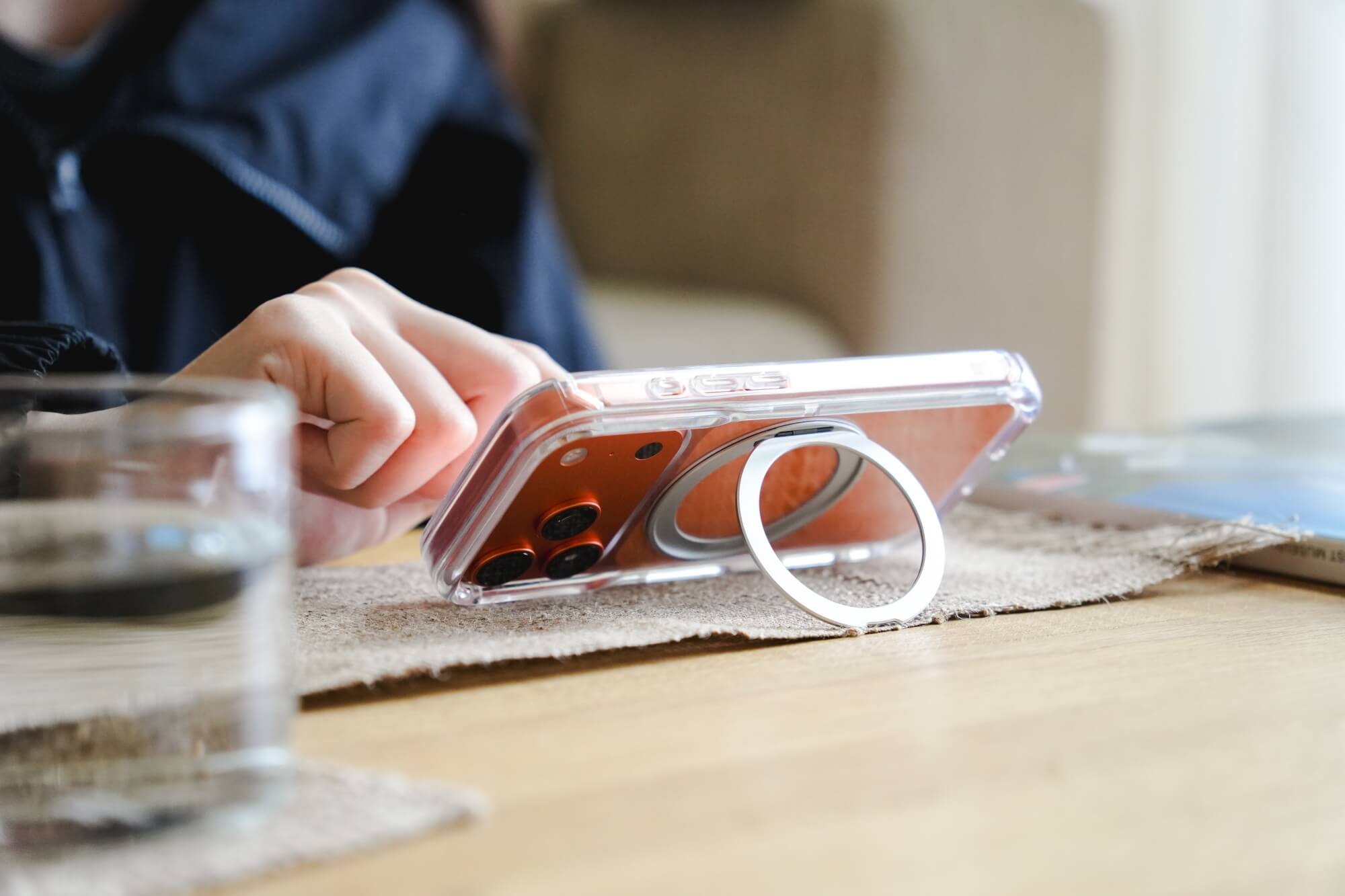 Moxbii iPhone 17 極空戰甲手機殼：360度旋轉支架