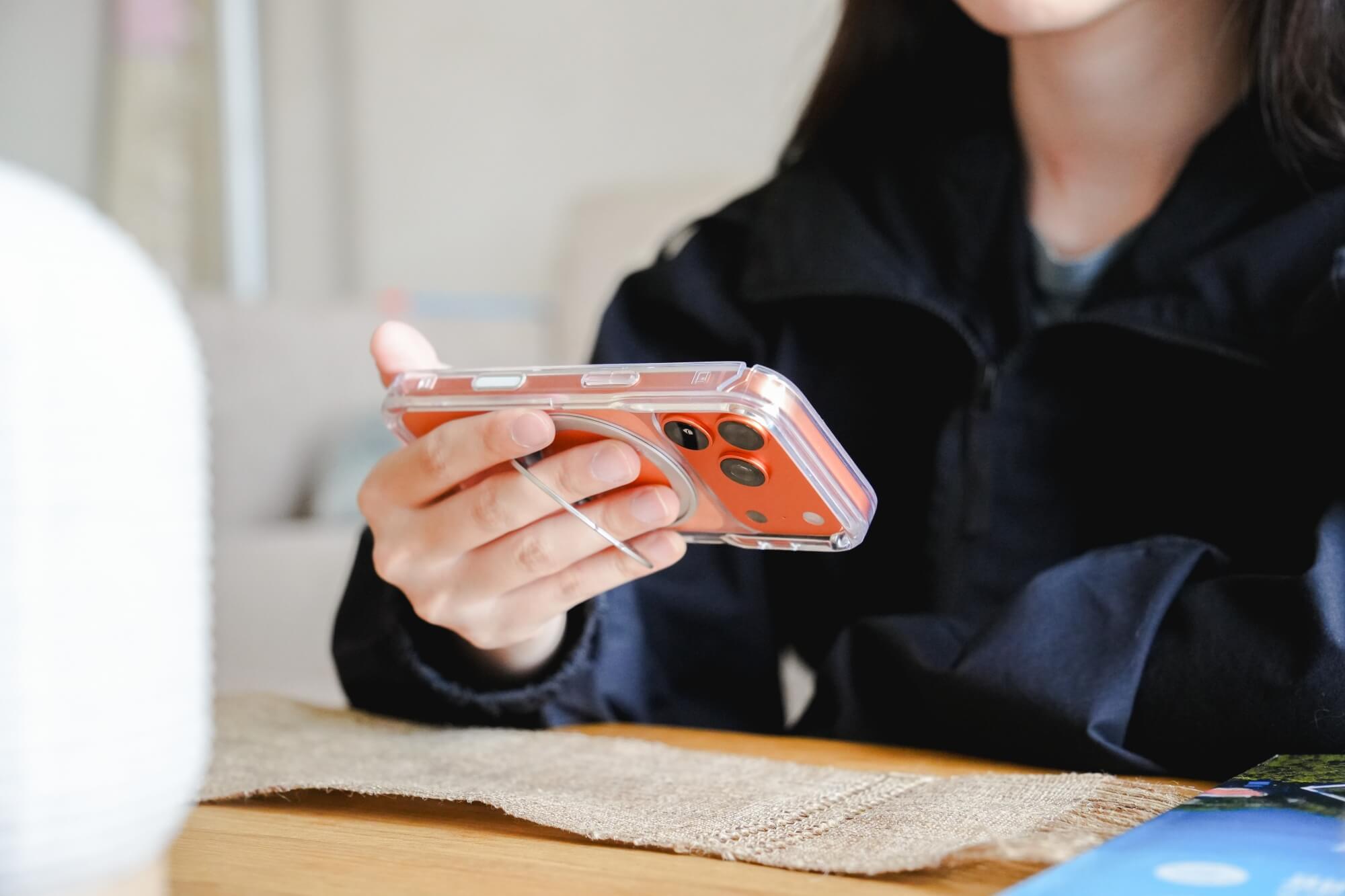 Moxbii iPhone 17 極空戰甲手機殼：360度旋轉支架 指環扣