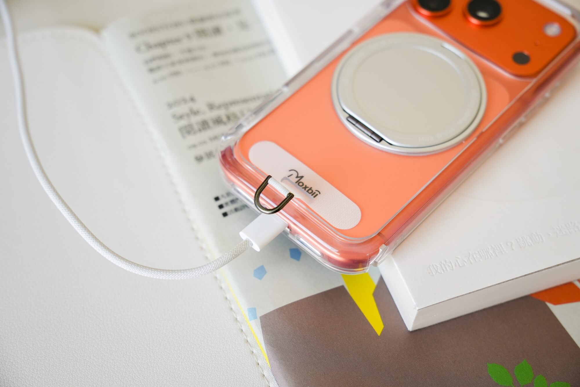 Moxbii 手機殼 iPhone 17 系列：獨立的掛片孔洞