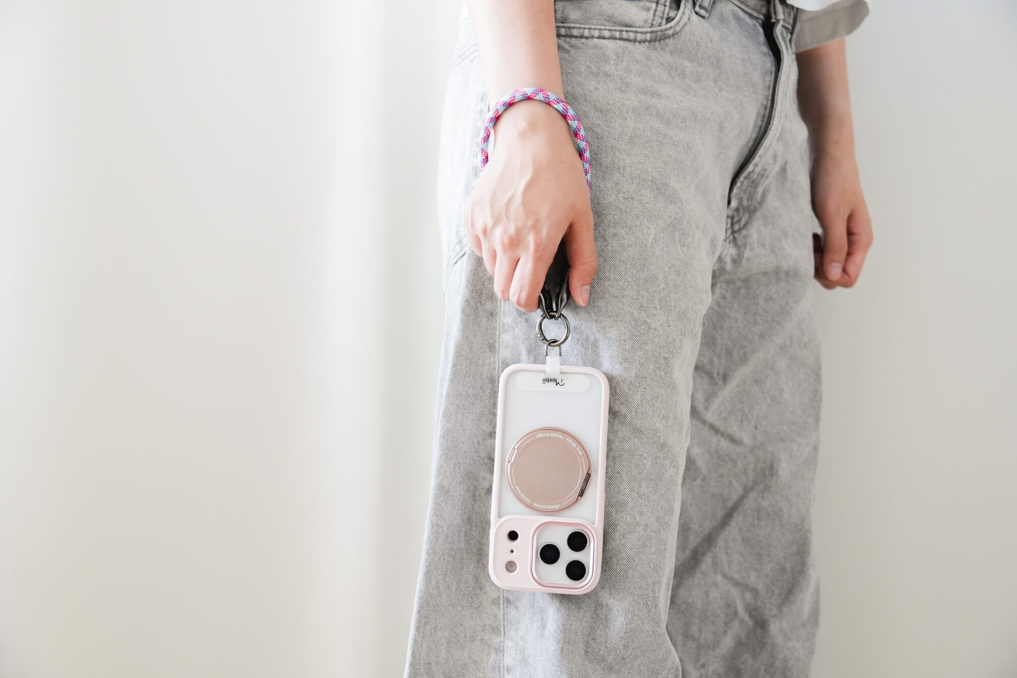 Moxbii 手機殼 iPhone 17 系列：獨立的掛片孔洞 掛繩