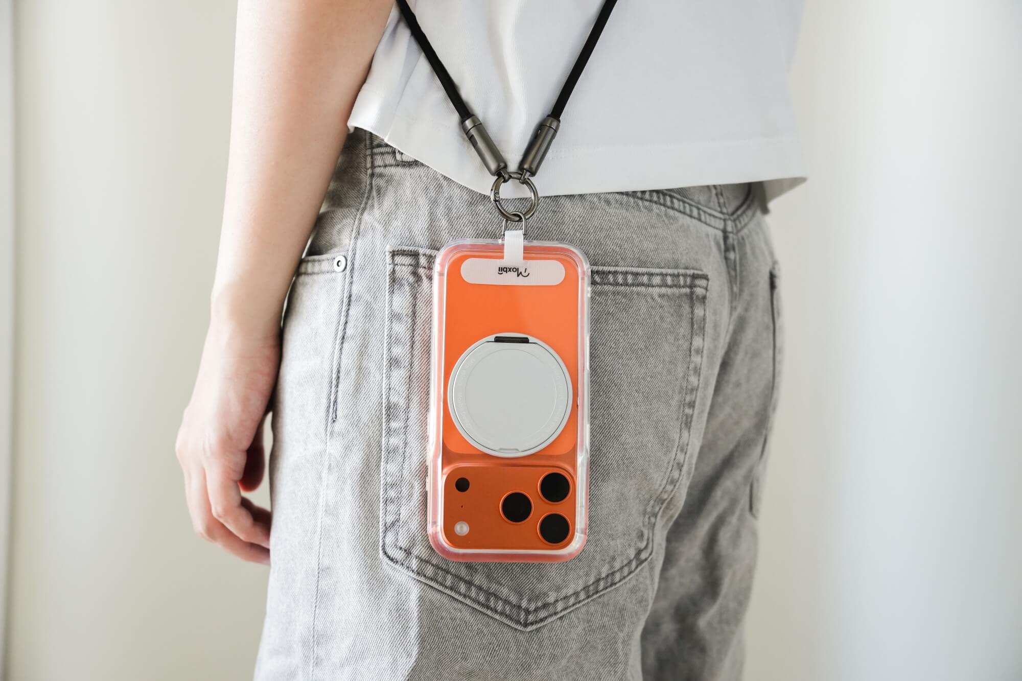 Moxbii 手機殼 iPhone 17 系列：獨立的掛片孔洞 掛繩