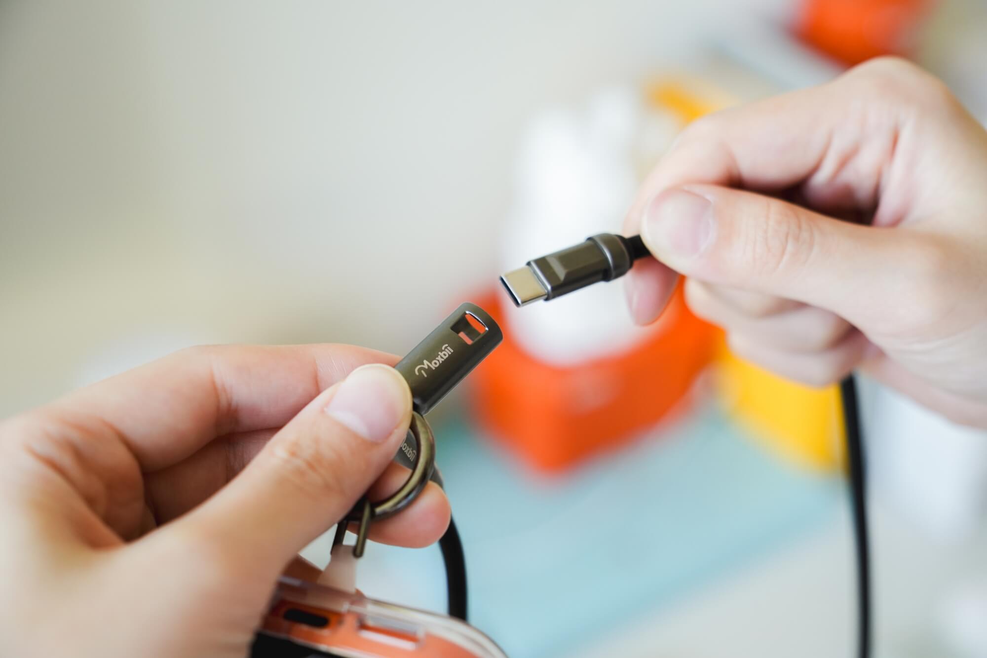 Moxbii 手機殼 iPhone 17 系列：掛繩充電線