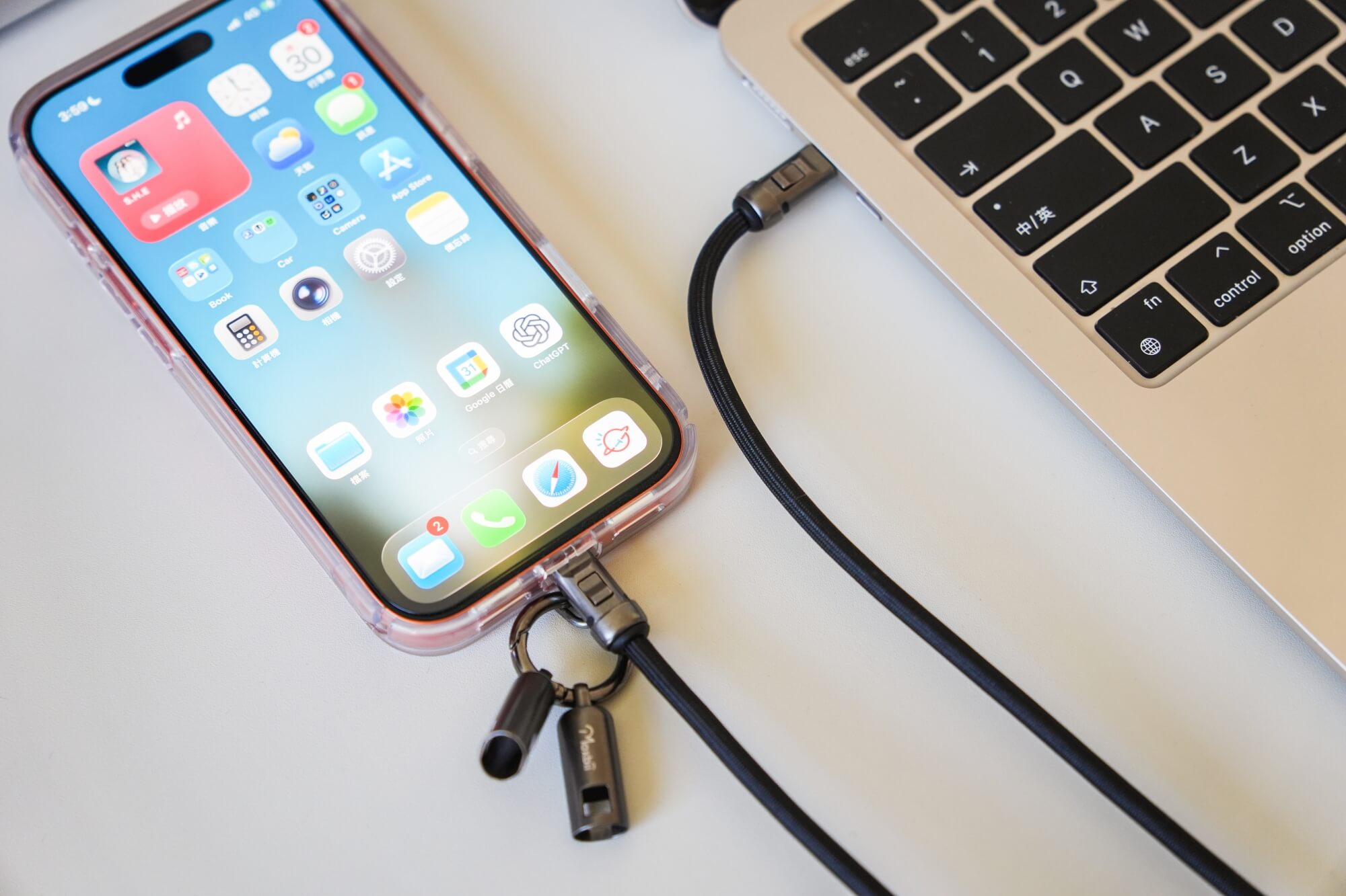 Moxbii 手機殼 iPhone 17 系列：掛繩充電線