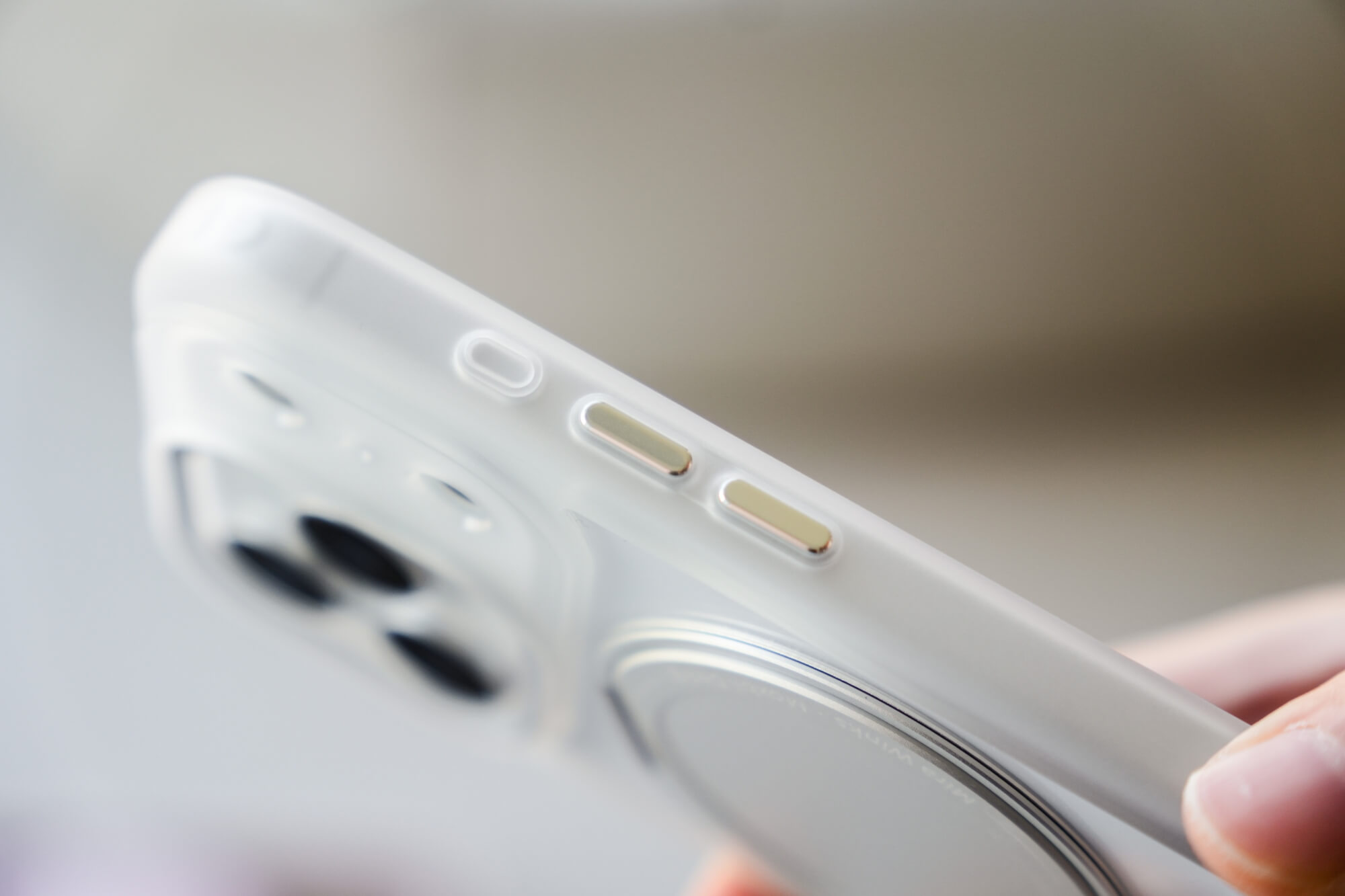 Moxbii YOI 手機殼 iPhone 17 系列：鋁合金鏡頭框與金屬按鍵