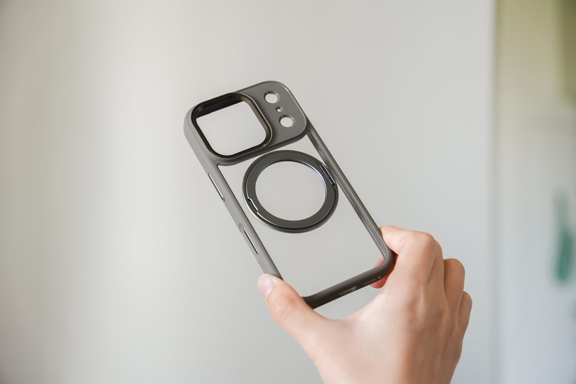 Moxbii YOI 手機殼 iPhone 17 系列：不變黃背板