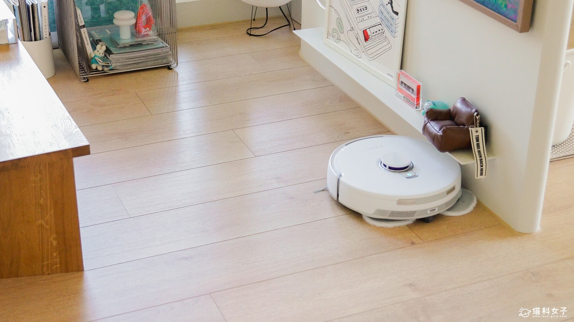 Narwal 雲鯨 Freo Z10 掃拖機器人：高度僅 10.7 公分，能靈活穿梭在床底、沙發下或電視櫃底下