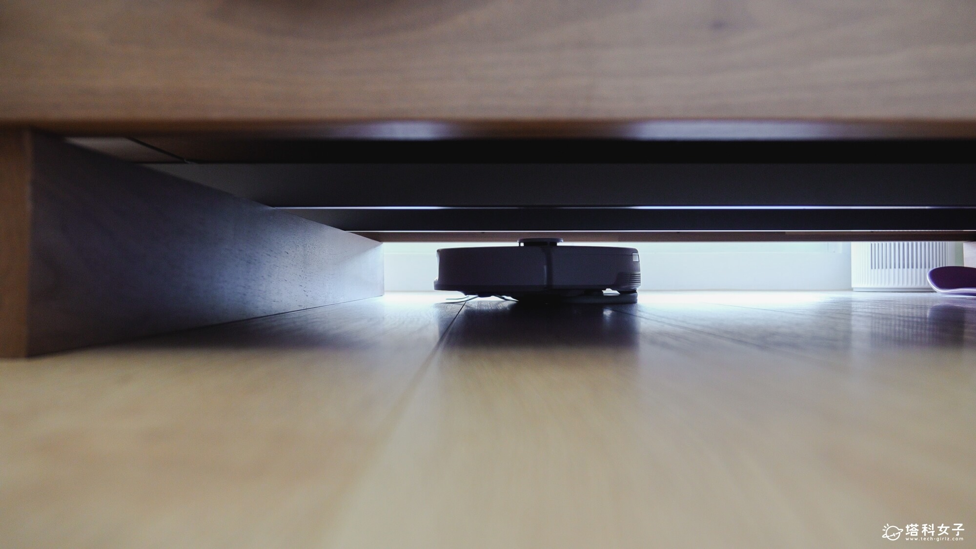 Narwal 雲鯨 Freo Z10 掃拖機器人：高度僅 10.7 公分，能靈活穿梭在床底、沙發下或電視櫃底下