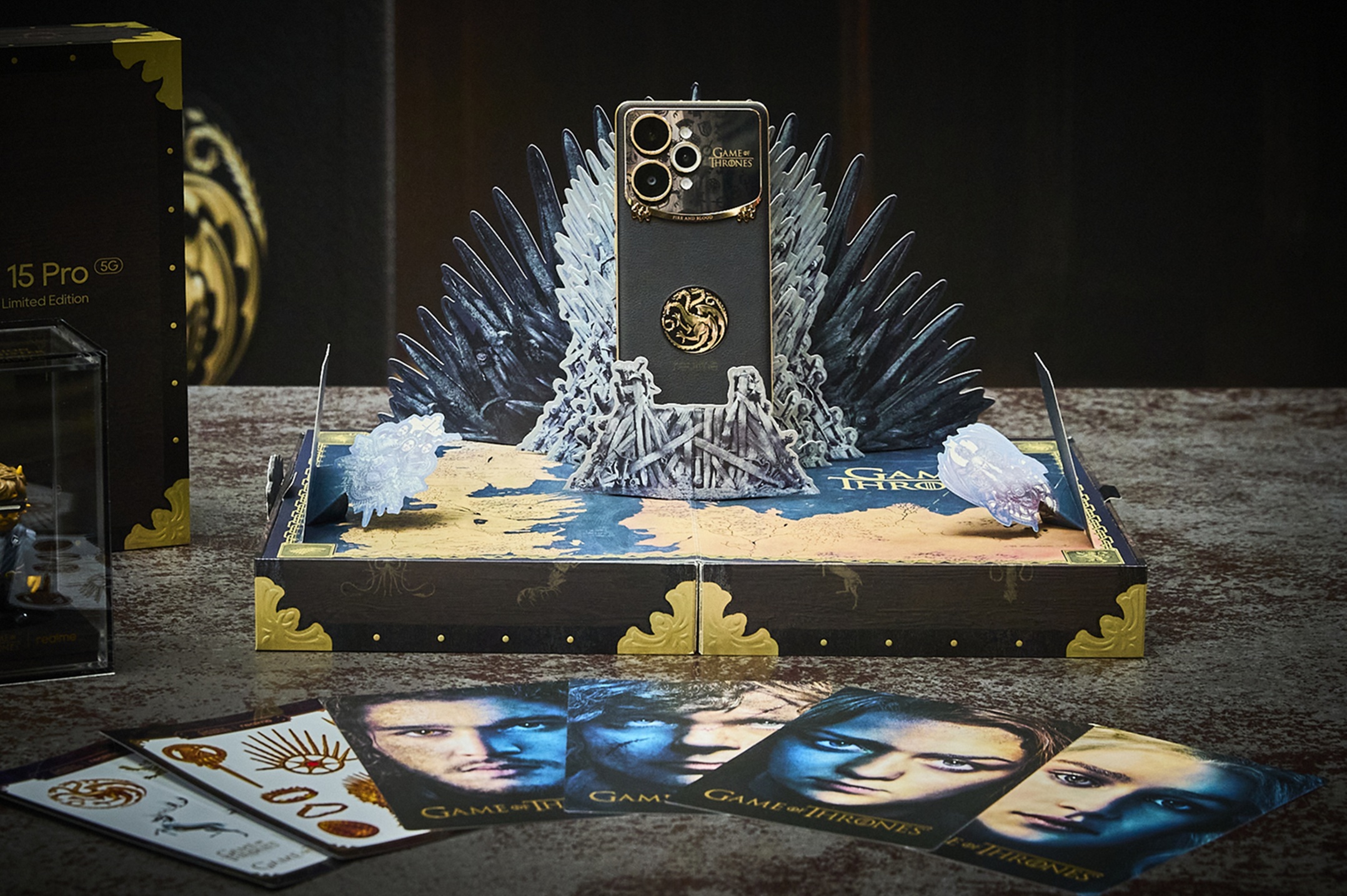  realme 首次與華納兄弟探索全球消費品部攜手推出的 realme 15 Pro 權力遊戲限量版，採用「龍焰黑」為主色，建議售價 NT$15,990 ，全球限量 5,000 支，將於 10 月 31 日正式上市。