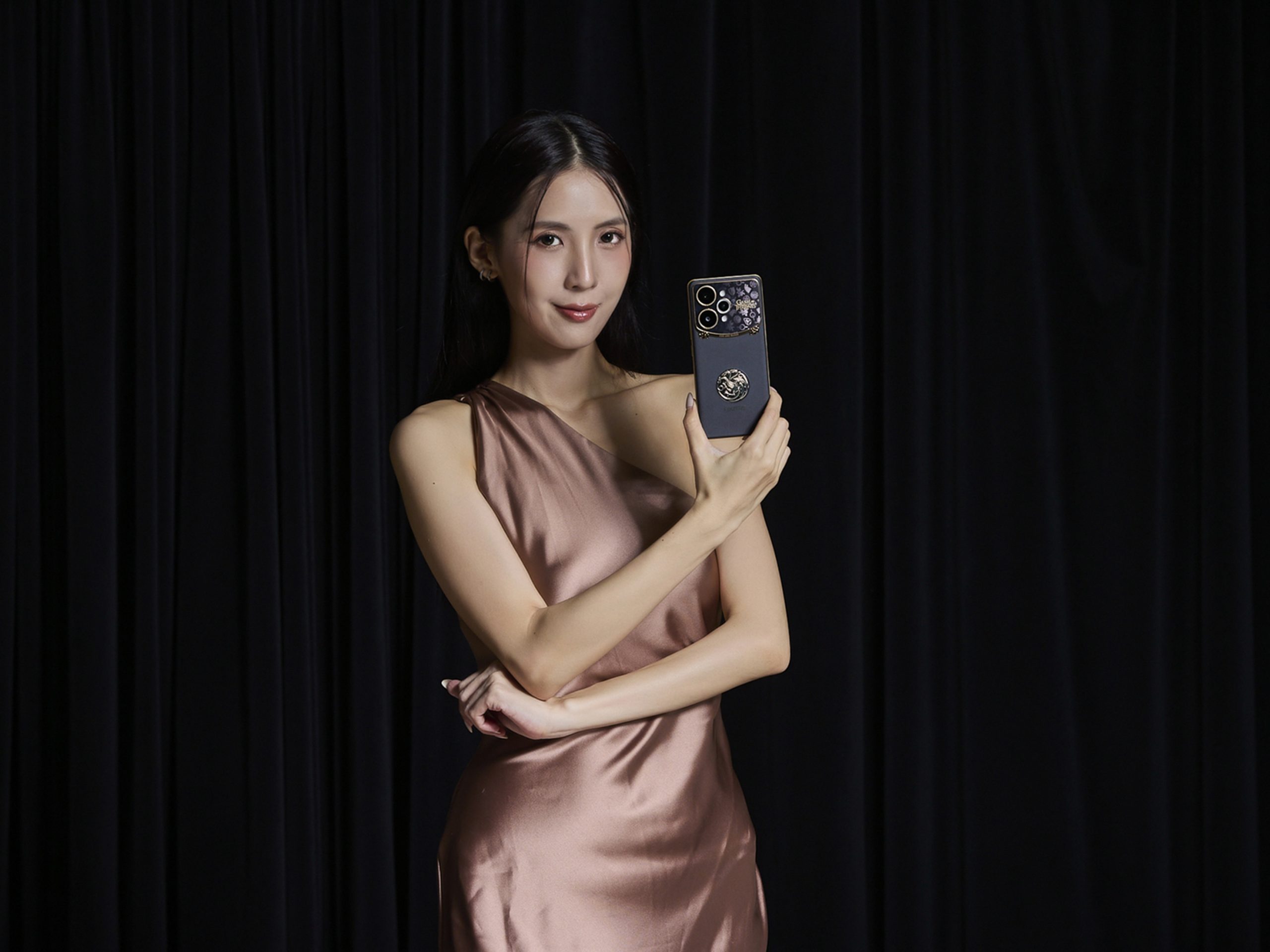  realme 在聯名手機外觀設計上更展現極致工藝。鏡頭邊框刻有「 WINTER IS COMING 」與「 HEAR ME ROAR 」金色字樣；鏡頭模組外圈印有「 FIRE AND BLOOD 」並以浮雕龍爪與家族徽章點綴。