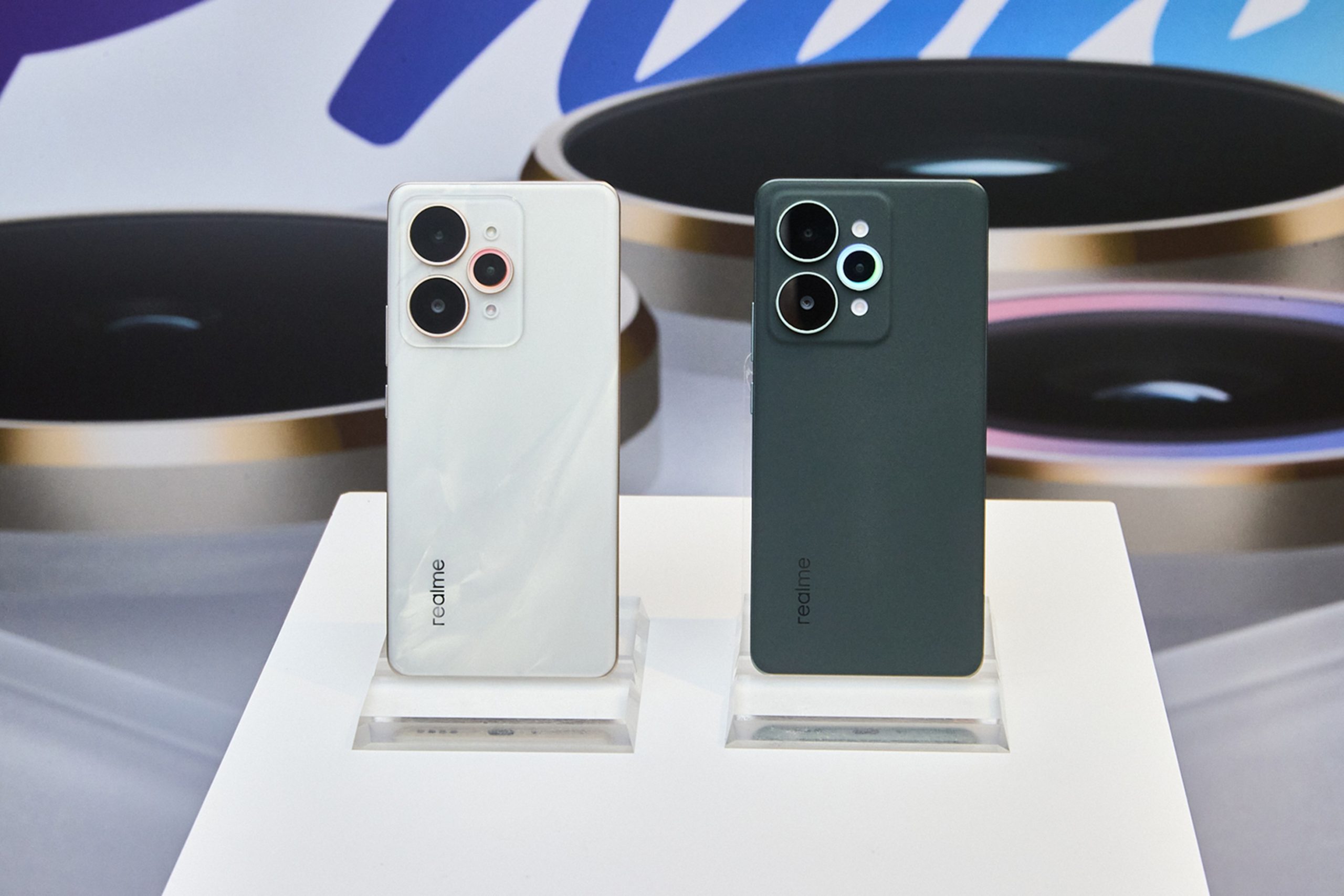  realme 15 Pro 「月輝銀」、「星森綠」配備 12GB + 256GB 大容量組合，建議售價 NT$13,990 ，將於 10 月 31 日正式上市。