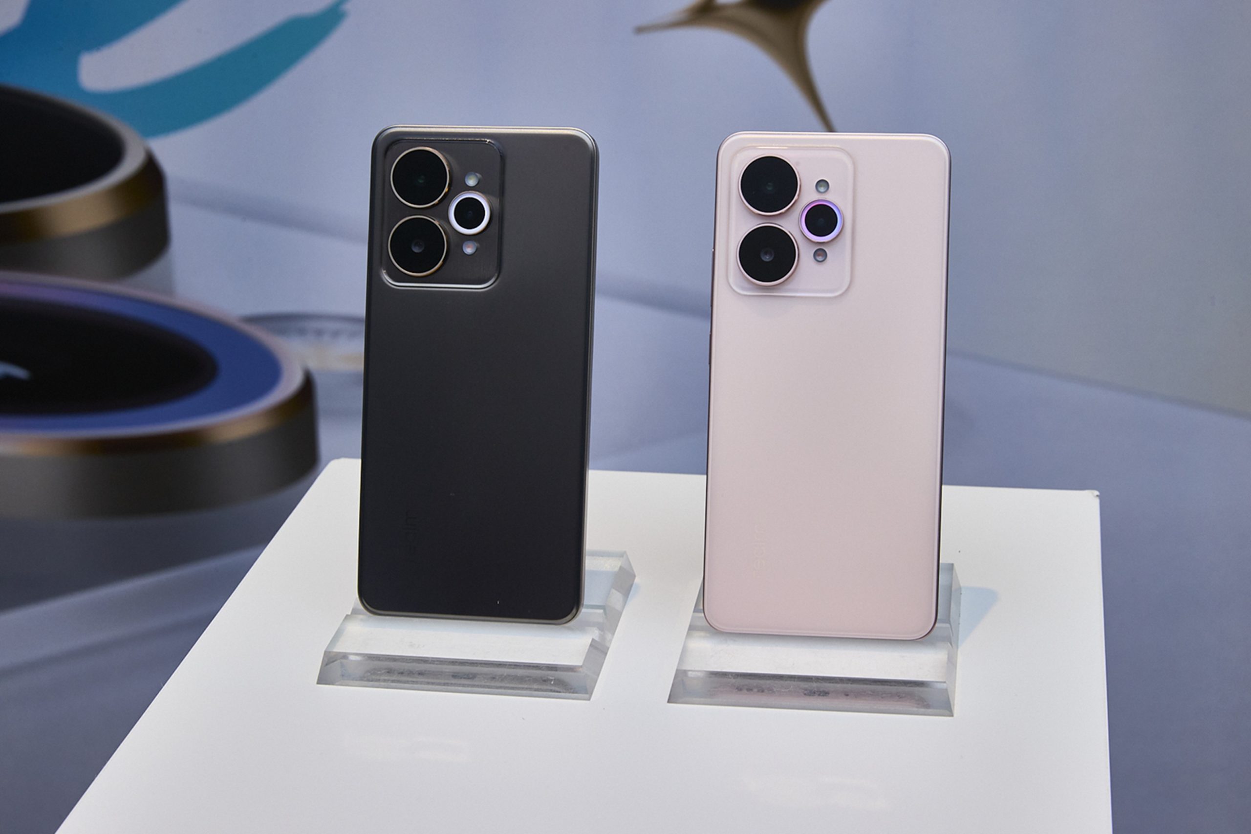  realme 15 5G 「鈦空灰」與「光織粉」配備 12GB + 256GB 大容量組合，建議售價 NT$10,990 ，則將於 11 月 7 日正式開賣。