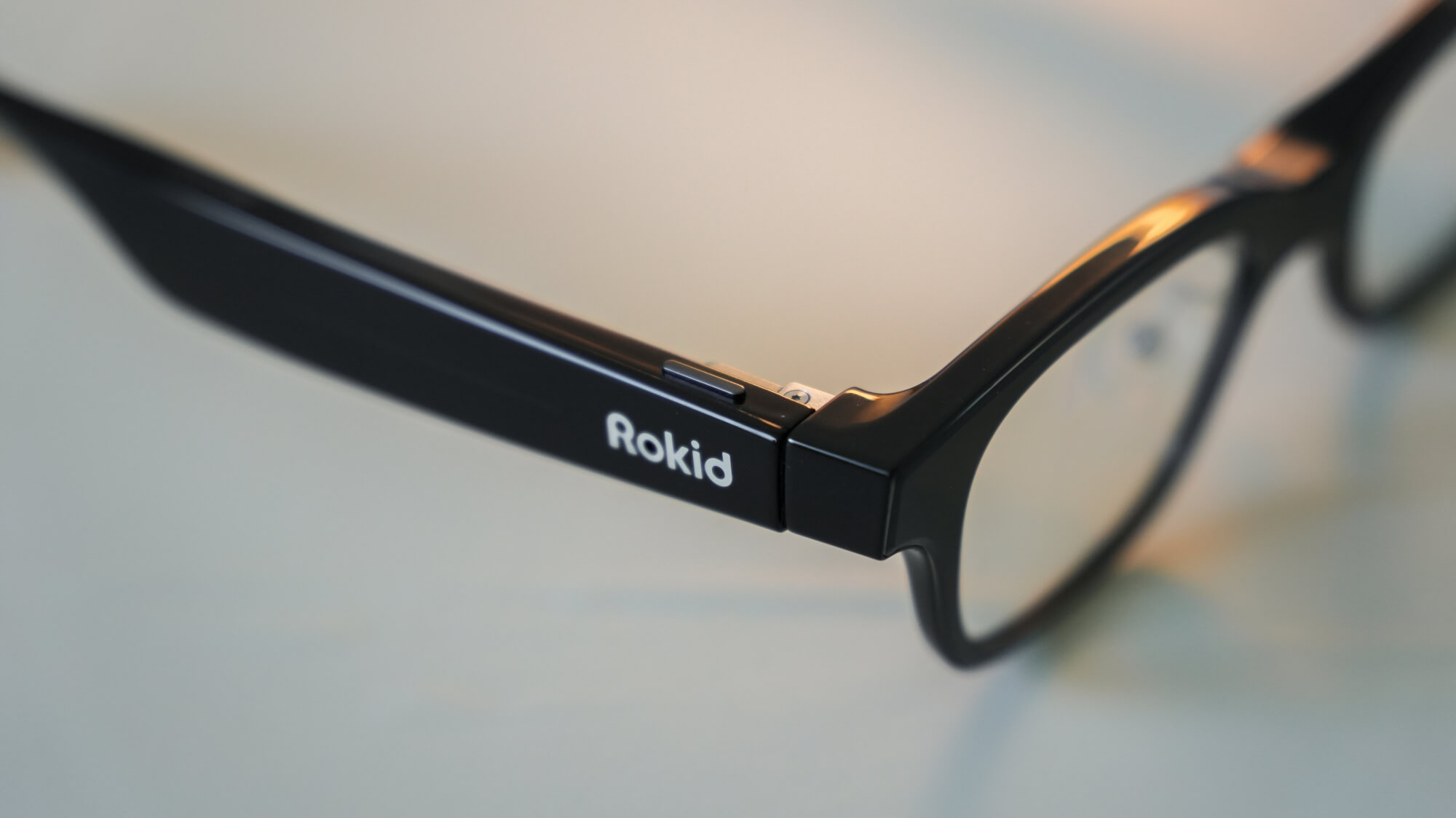 Rokid Glasses 樂奇 AI 智慧眼鏡開箱：拍照錄影按鍵