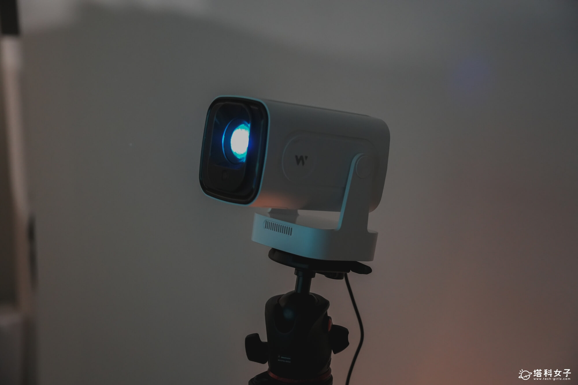 OVO Warpple LA5 投影機開箱：裝腳架