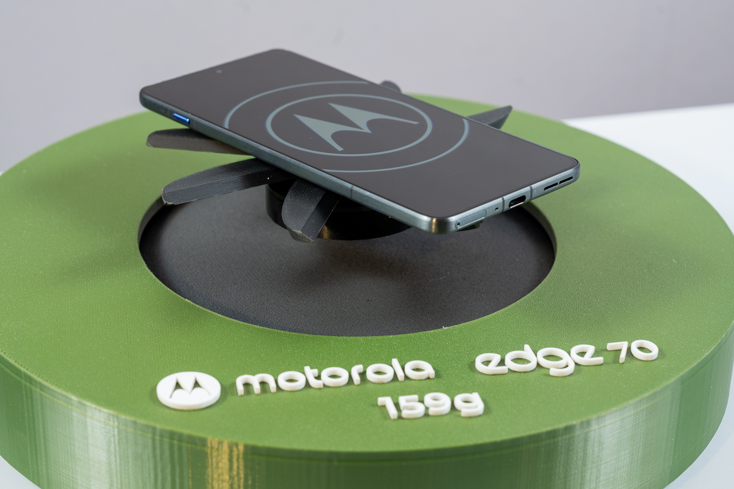 motorola edge 70 新機在台登場!導入矽碳電池實現 5.99mm 機身、159g、4,800mAh 大電量 - AI, moto g57, moto g86 Power, motorola edge 70, PANTONE - 塔科女子