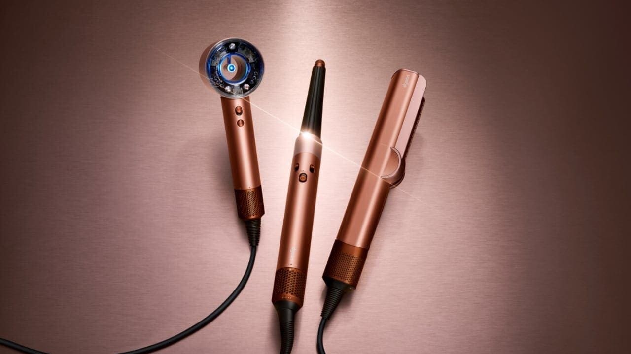 Dyson 新年限定色「琥珀香檳」系列，涵蓋 Dyson Supersonic Nural™ 智能吹風機、 Dyson Airstrait™ 二合一吹風直髮器與 Dyson Airwrap i.d.™