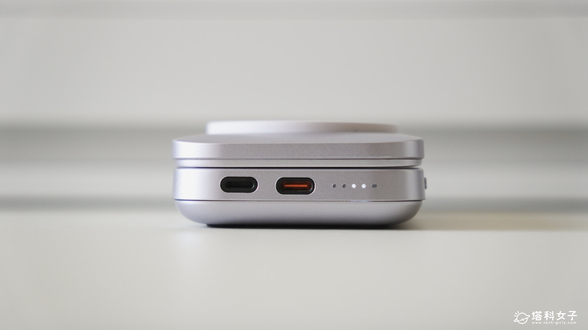 Choetech B750 Qi2 磁吸支架三合一行動電源:充電指示燈