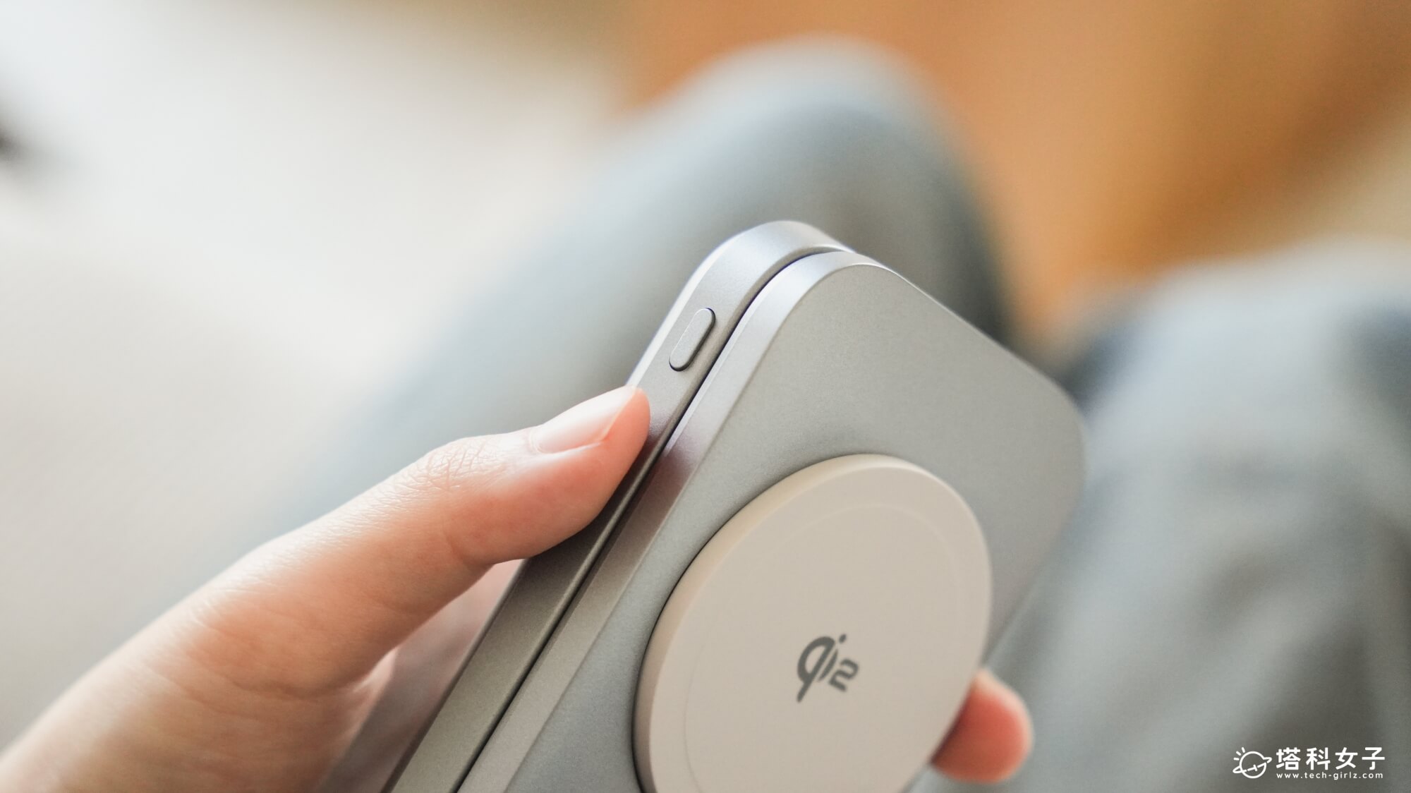 Choetech B750 Qi2 磁吸支架三合一行動電源:模式切換按鈕